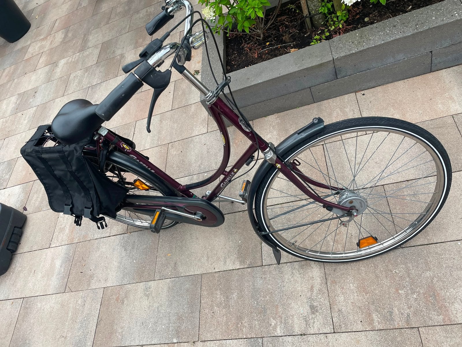 Gazelle damesfiets met lage instap en fietstas, Fietsen en Brommers, Fietsen | Dames | Damesfietsen, Ophalen, Velgrem, Gazelle