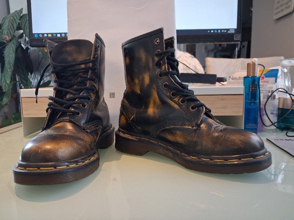 Dr. Martens veterlaarzen boots  zwart met goudkleur mt 35, Kinderen en Baby's, Kinderkleding | Schoenen en Sokken, Dr. Martens