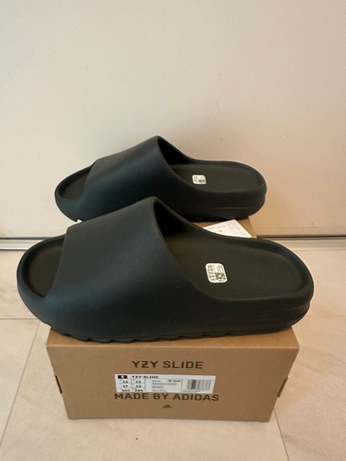 adidas Yeezy Slide Dark Onyx – Maat 47 – Nieuw & Ongedragen, Ophalen of Verzenden, Nieuw, Zwart