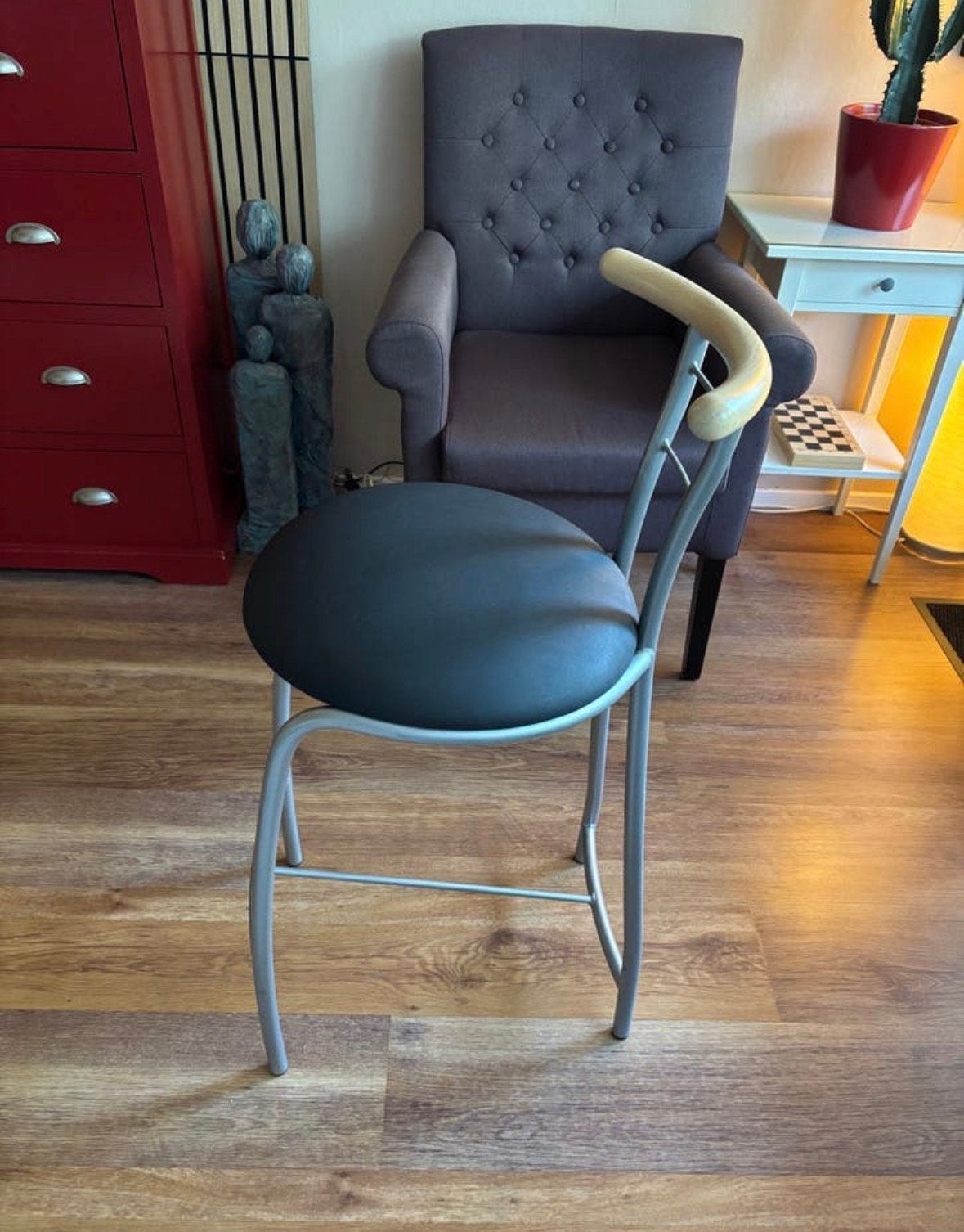 Moderne barkruk met houten rugleuning, Huis en Inrichting, Ophalen, Gebruikt, Zwart, Eén