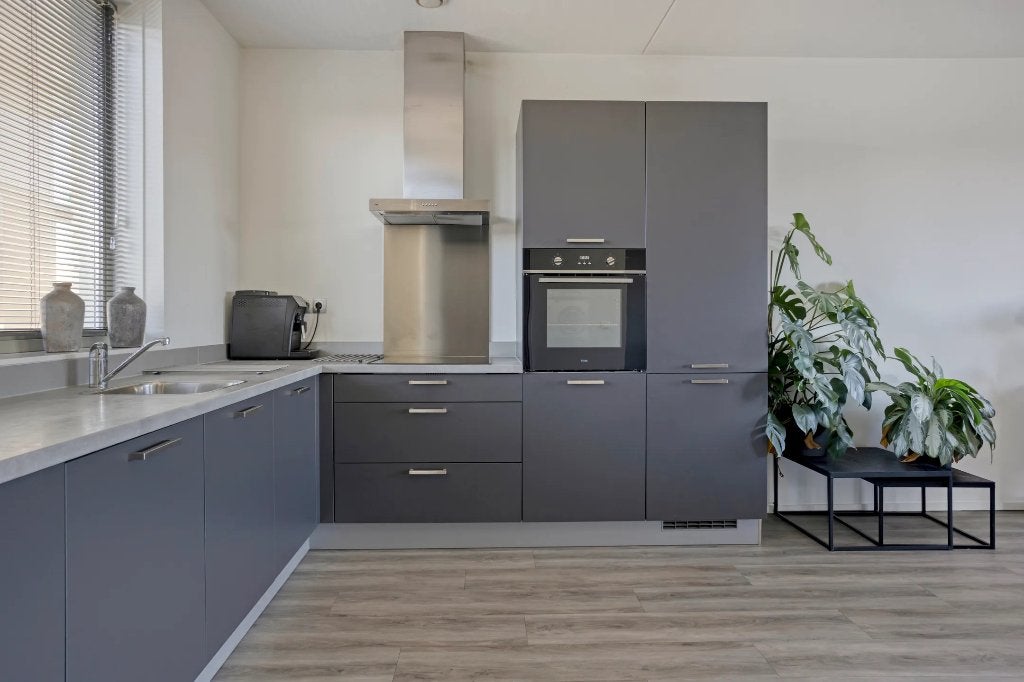 Moderne donkergrijze L-keuken (2019) incl. inbouwapparatuur, Huis en Inrichting, Ophalen, Gebruikt, Hoekkeuken, Kunststof