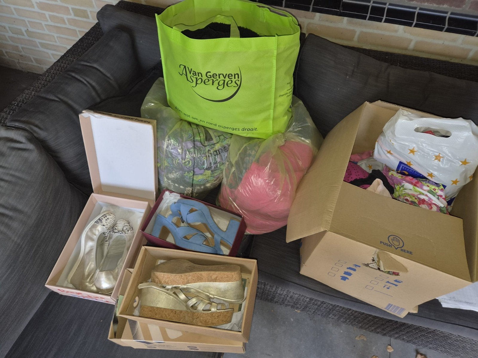 3 zakken dameskleding 1 doos kinderkleding, Ophalen of Verzenden, Nieuw