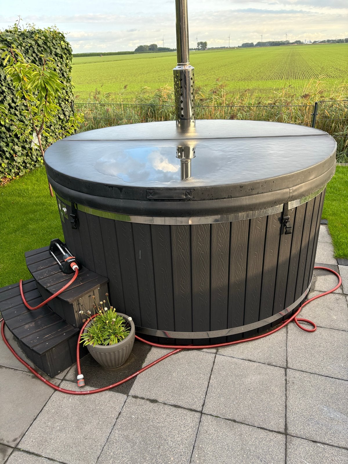 Hottub met houtkachel, jets, LED en isolerende afdekkap, Ophalen, Gebruikt, Trap, Vast