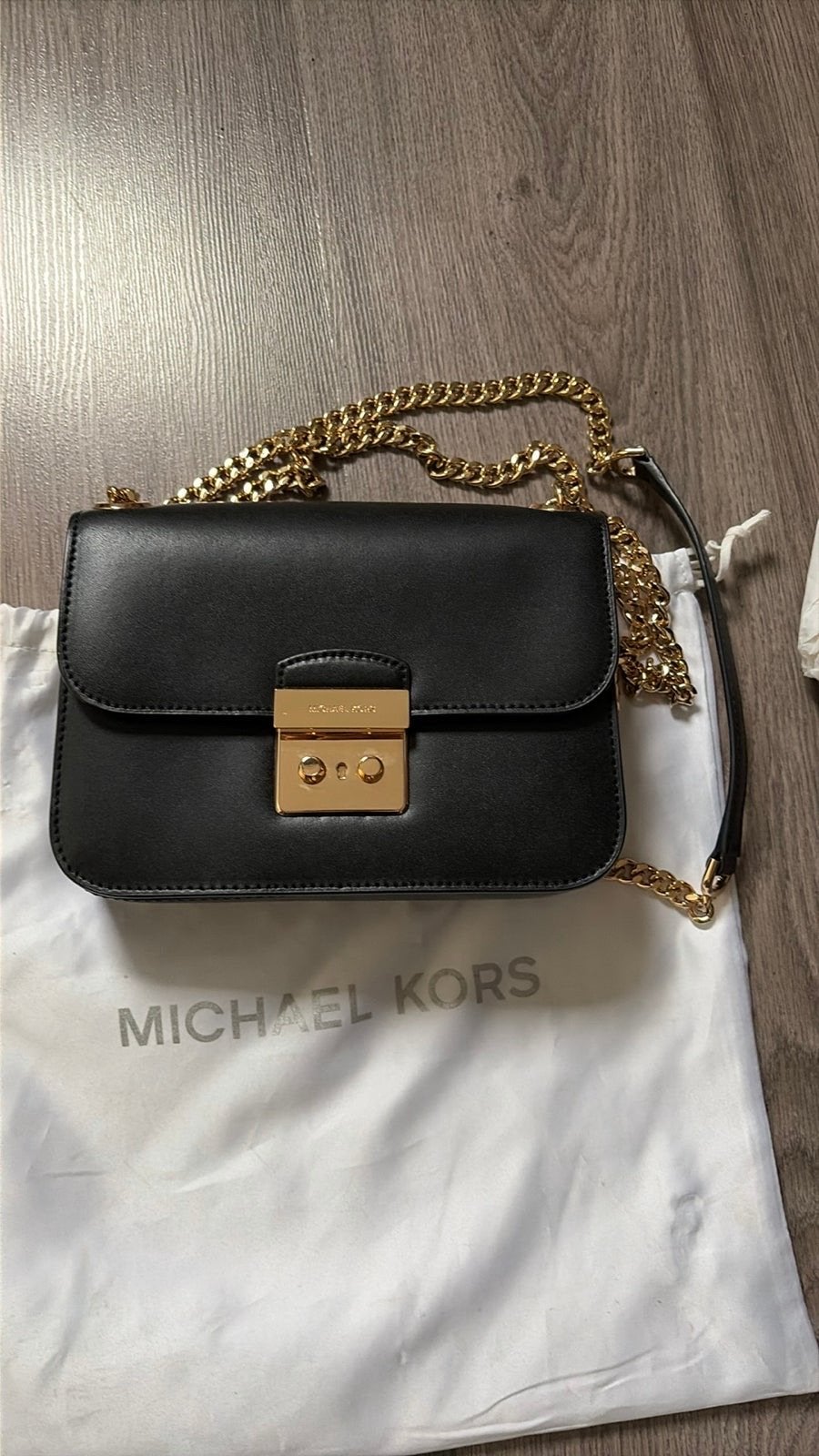 Michael Kors Zwarte Schoudertasje met Gouden Details, Ophalen of Verzenden, Zo goed als nieuw, Zwart, Schoudertasje