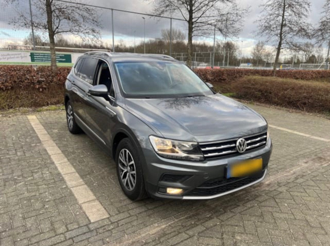 VW Tiguan 7-zitter AUT Trekhaak CarPlay Perfect Onderhouden, Auto's, Volkswagen, Stof, 1800 kg, Euro 6, 4 cilinders