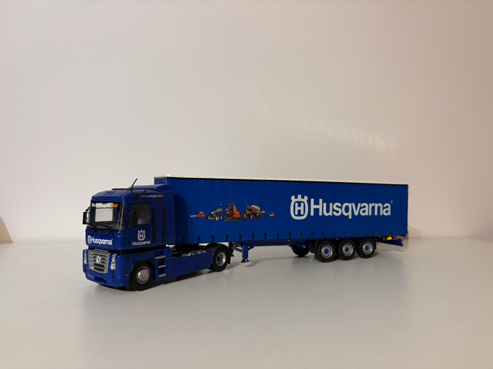 Renault AE Magnum Husqvarna Universal Hobbies, Ophalen of Verzenden, Zo goed als nieuw, Auto, Overige merken