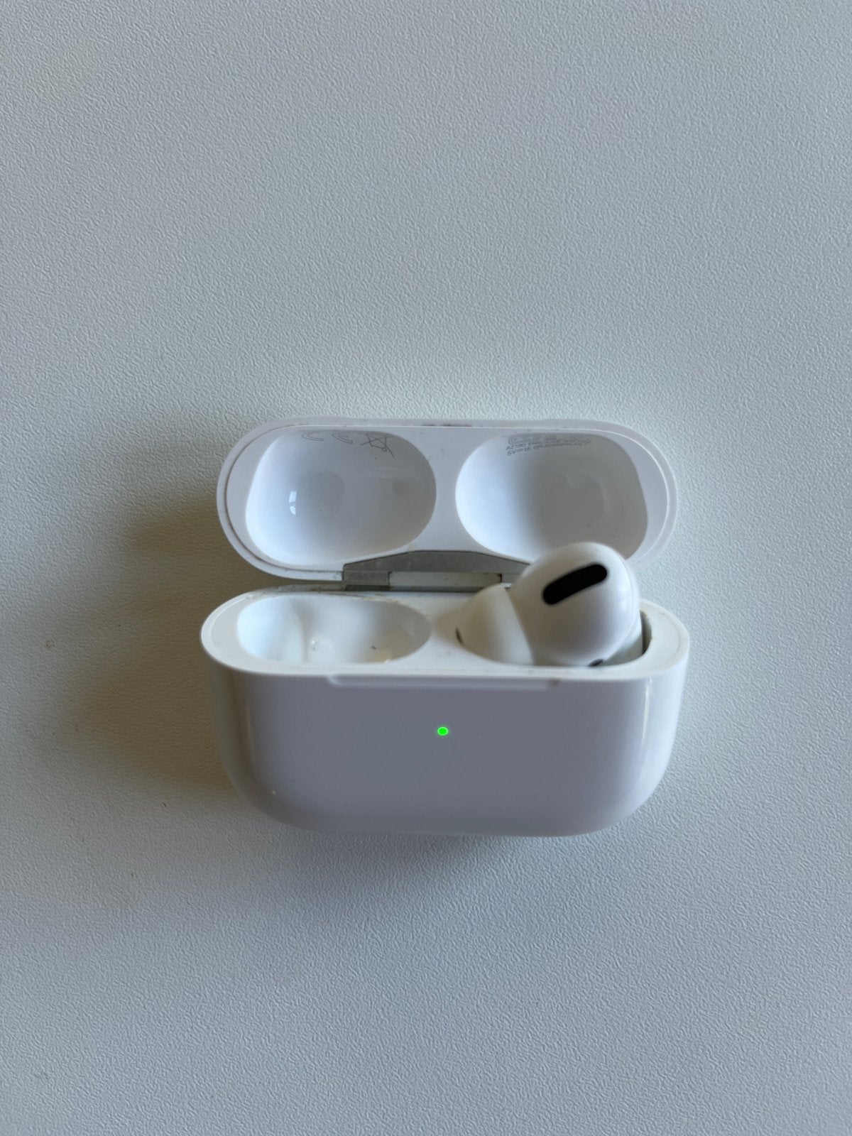 Apple AirPods Pro (1e generatie) - case en 1 Airpod!, In-ear, Gebruikt, Bluetooth, Ophalen of Verzenden