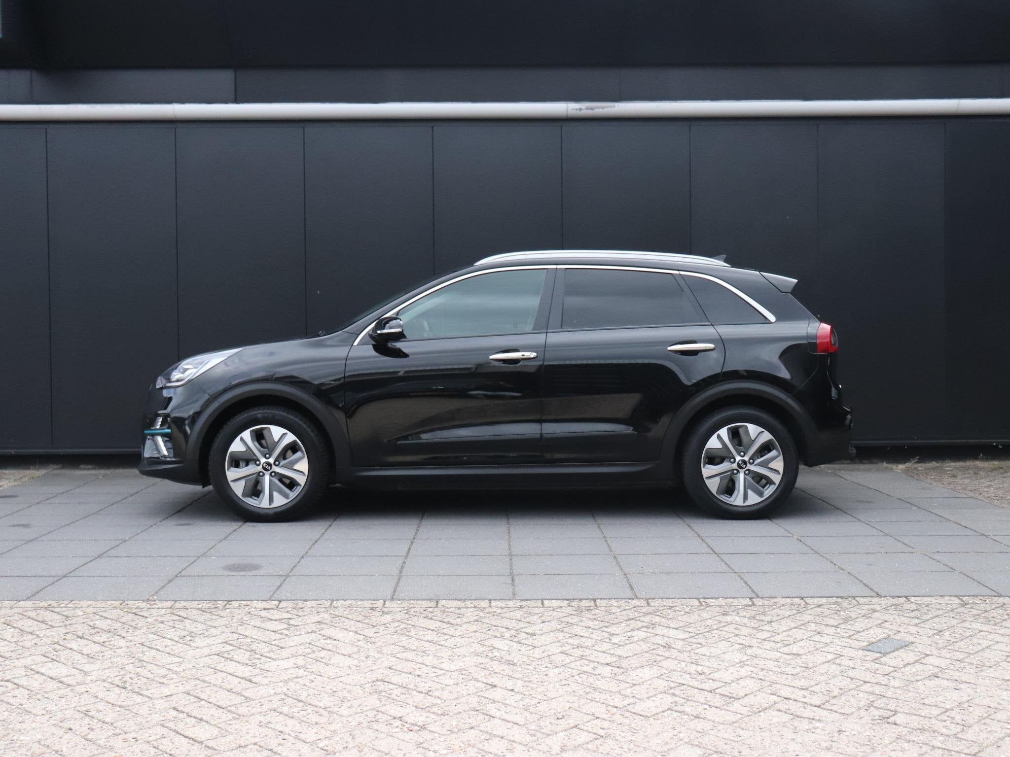 Kia e-Niro ExecutiveLine 64 kWh | LEDER | MEMORY | STOEL/STU, Dealer onderhouden, Gebruikt, 1712 kg, Zwart