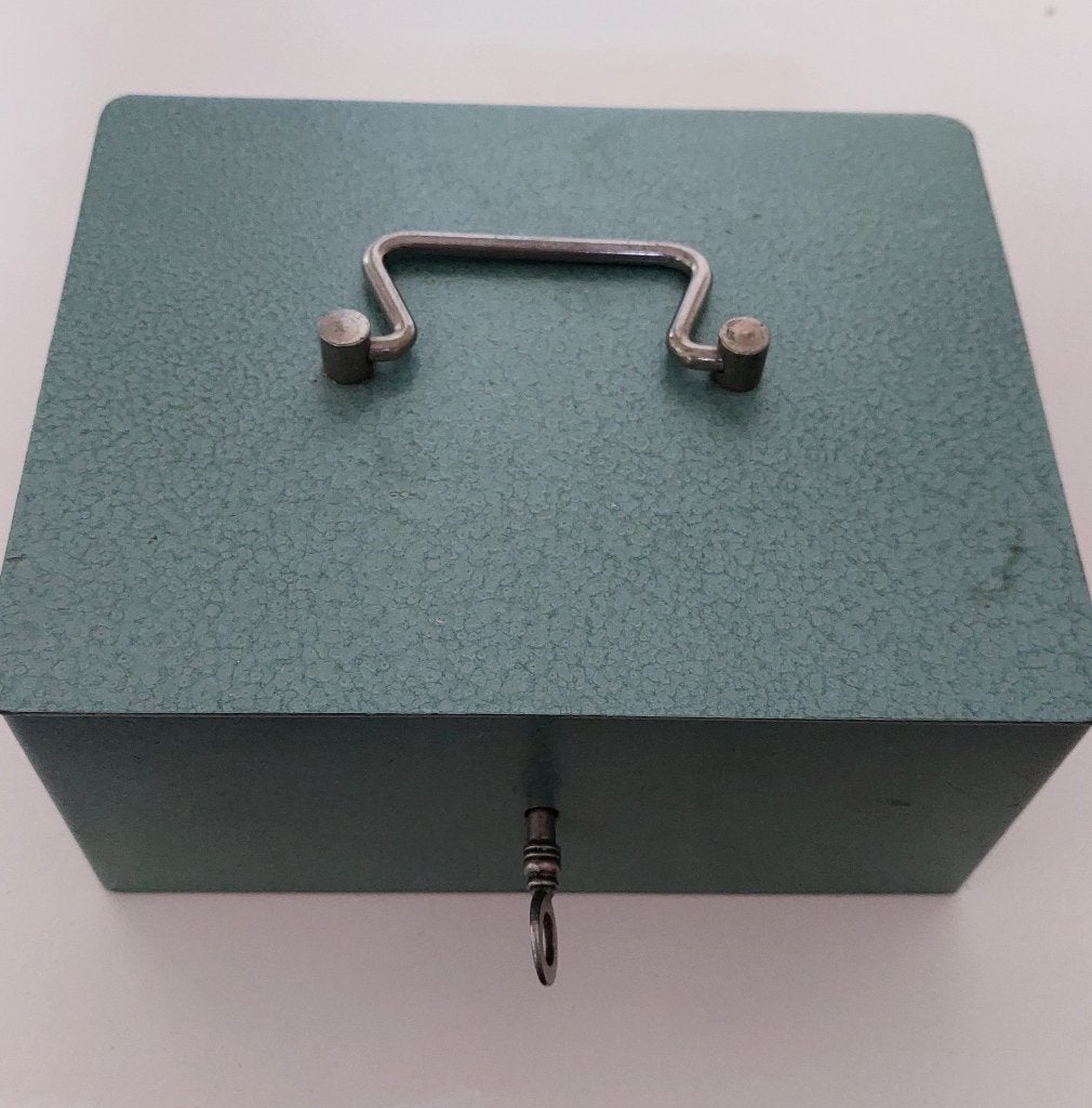 vintage metalen geldkistje, Minder dan 50 cm, Gebruikt, Minder dan 50 cm, Ophalen of Verzenden