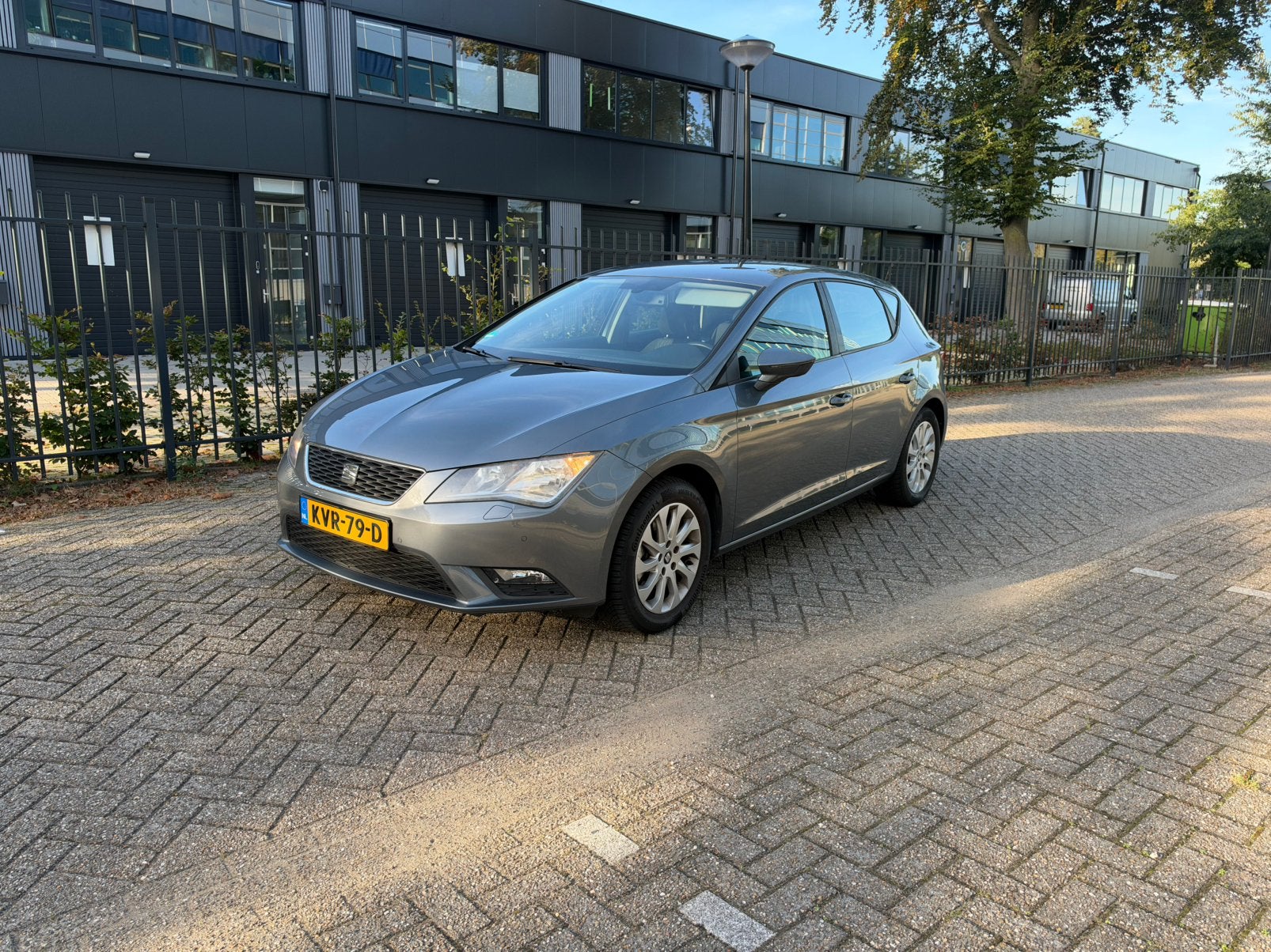 Seat Leon 1.2 TSI 77KW DSG Grijs, Auto's, 4 cilinders, Leon, 610 kg, Particulier