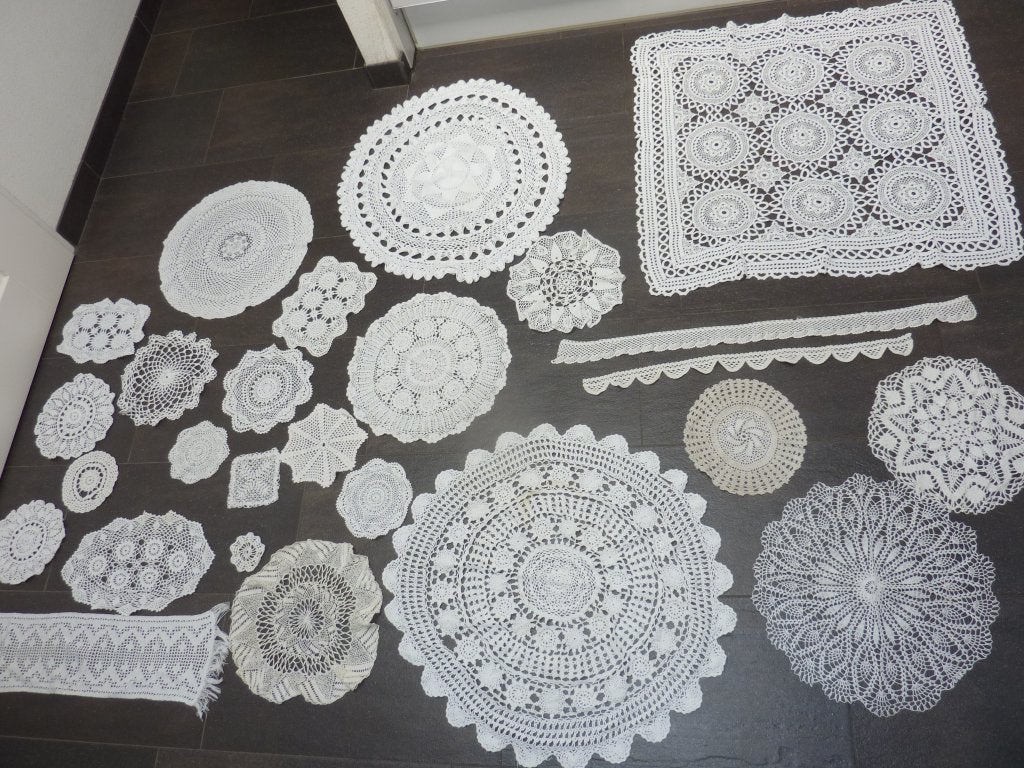 Verschillende gehaakte kleedjes., Antiek en Kunst, Ophalen of Verzenden