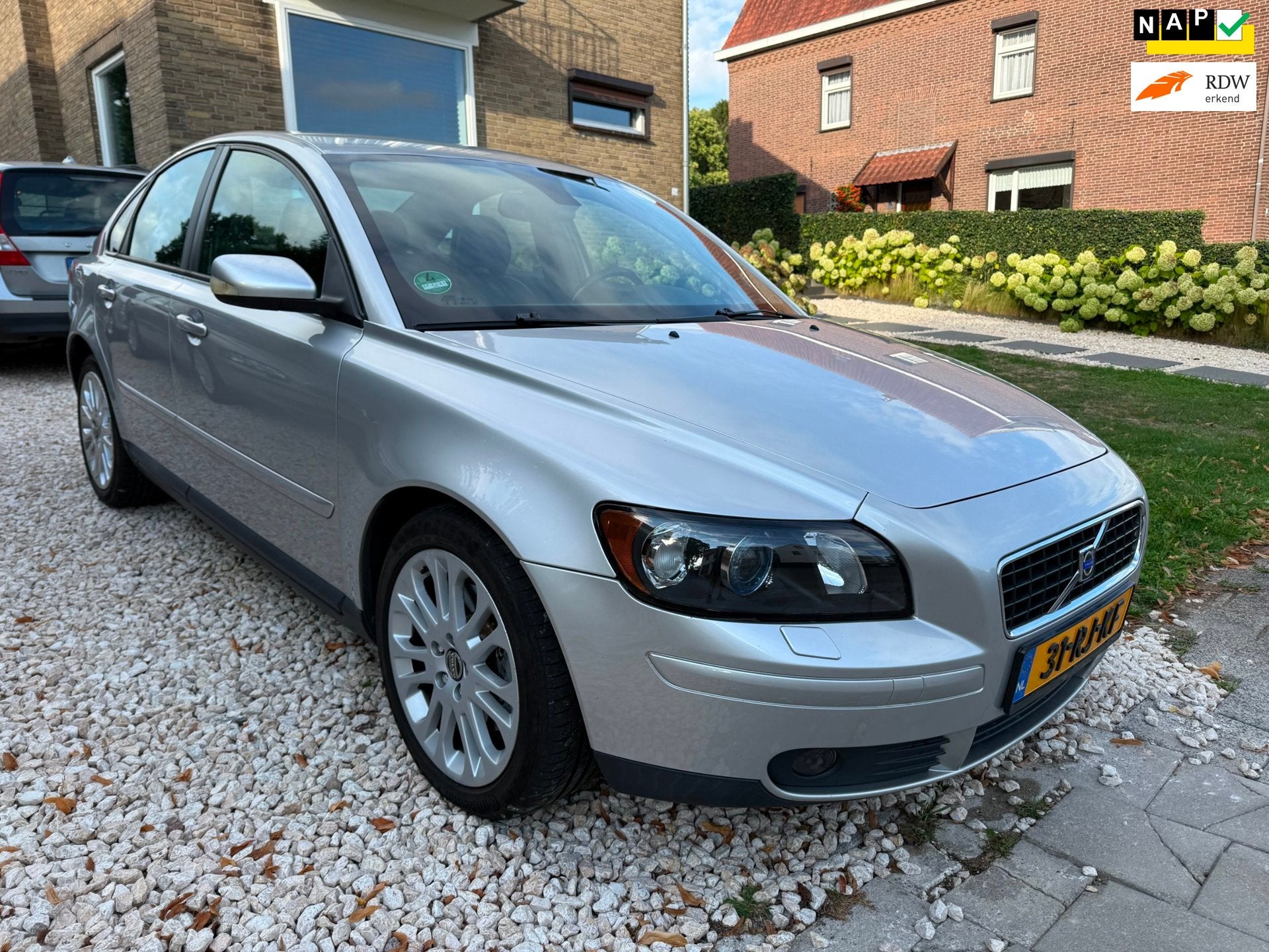 Volvo S40 2.4i Summum Xenon/Leder/PDC/Nwe APK., 1357 kg, Gebruikt, Zwart, 700 kg