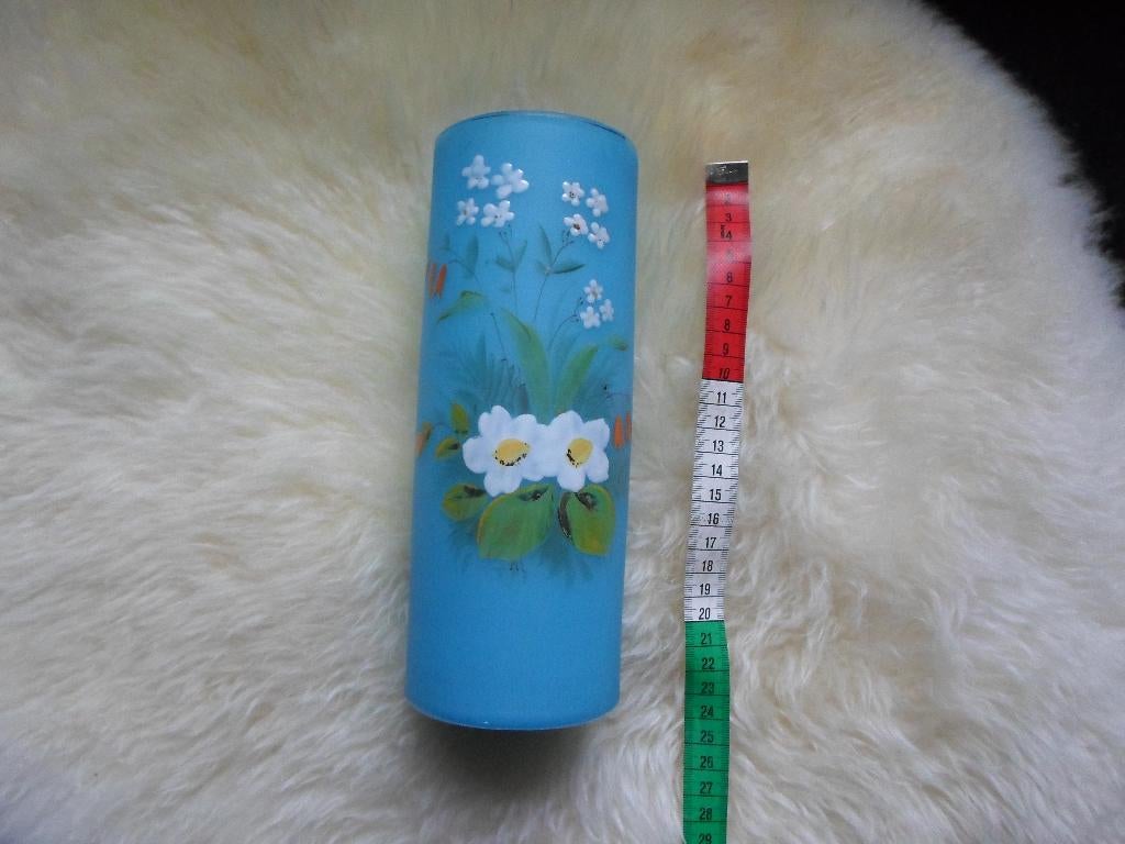 OUDE VAAS VAN GLAS MET DIKKE EMAILLE BLOEMEN VERSIERING, Ophalen of Verzenden