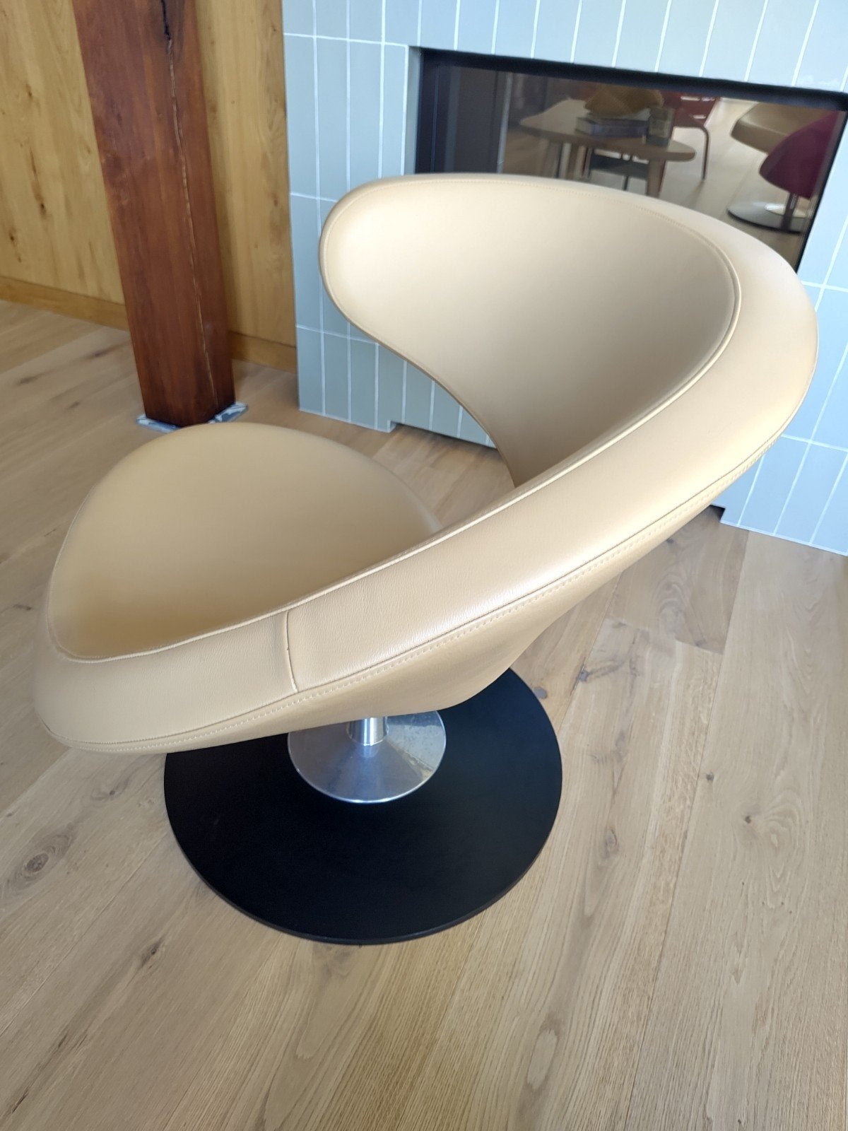 Design fauteuil, draaibaar, beige leer, Huis en Inrichting, Stoelen, Ophalen, Overige kleuren, Zo goed als nieuw, Eén
