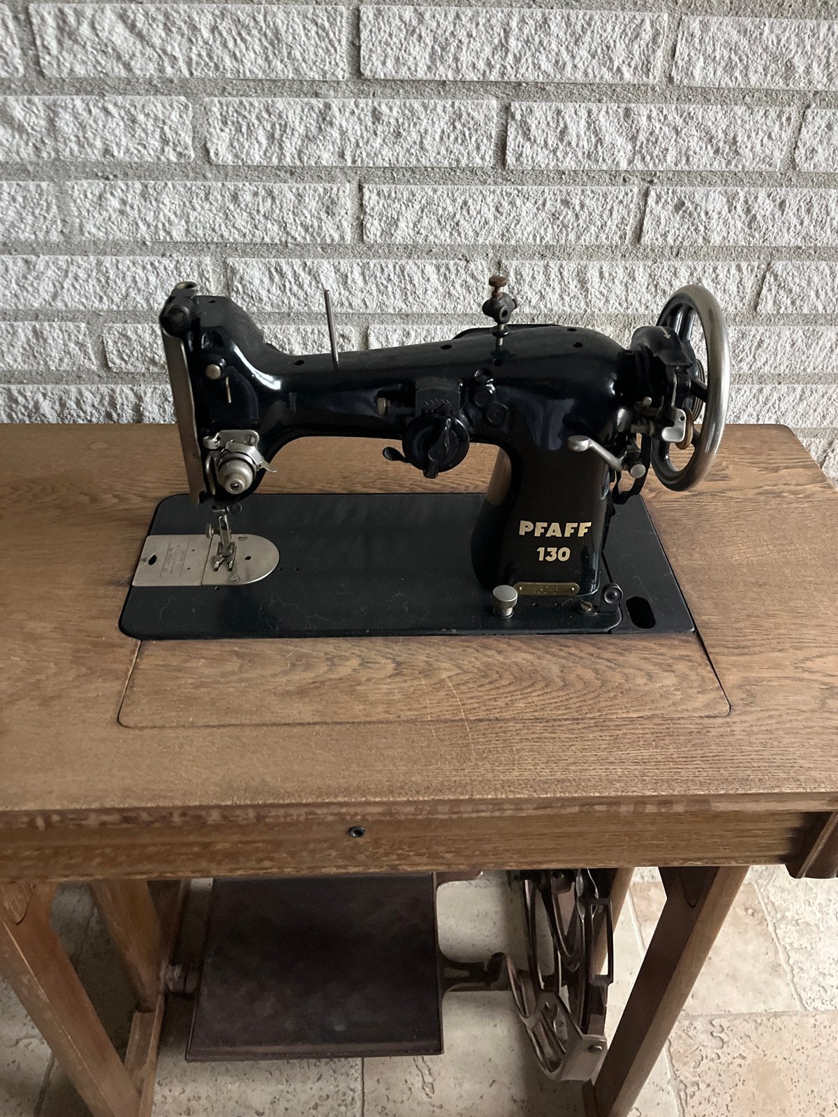 Decoratieve Pfaff 130 naaimachine met houten onderstel, Ophalen
