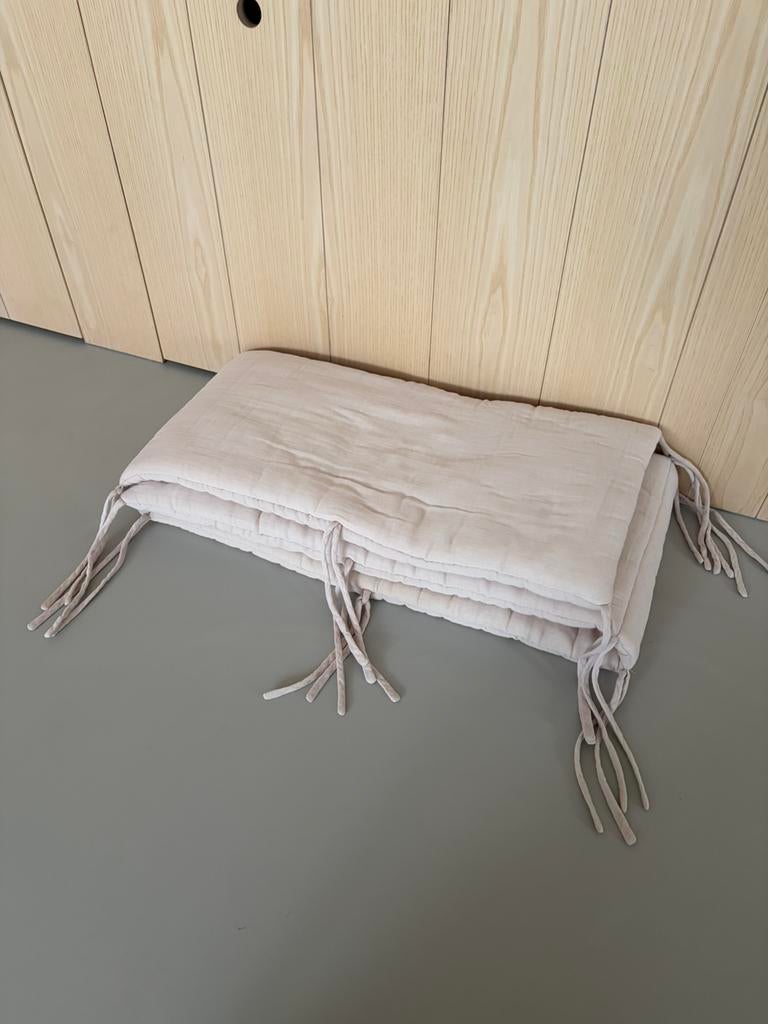 Lichtroze bed bumper Numero 74, Ophalen of Verzenden, Zo goed als nieuw