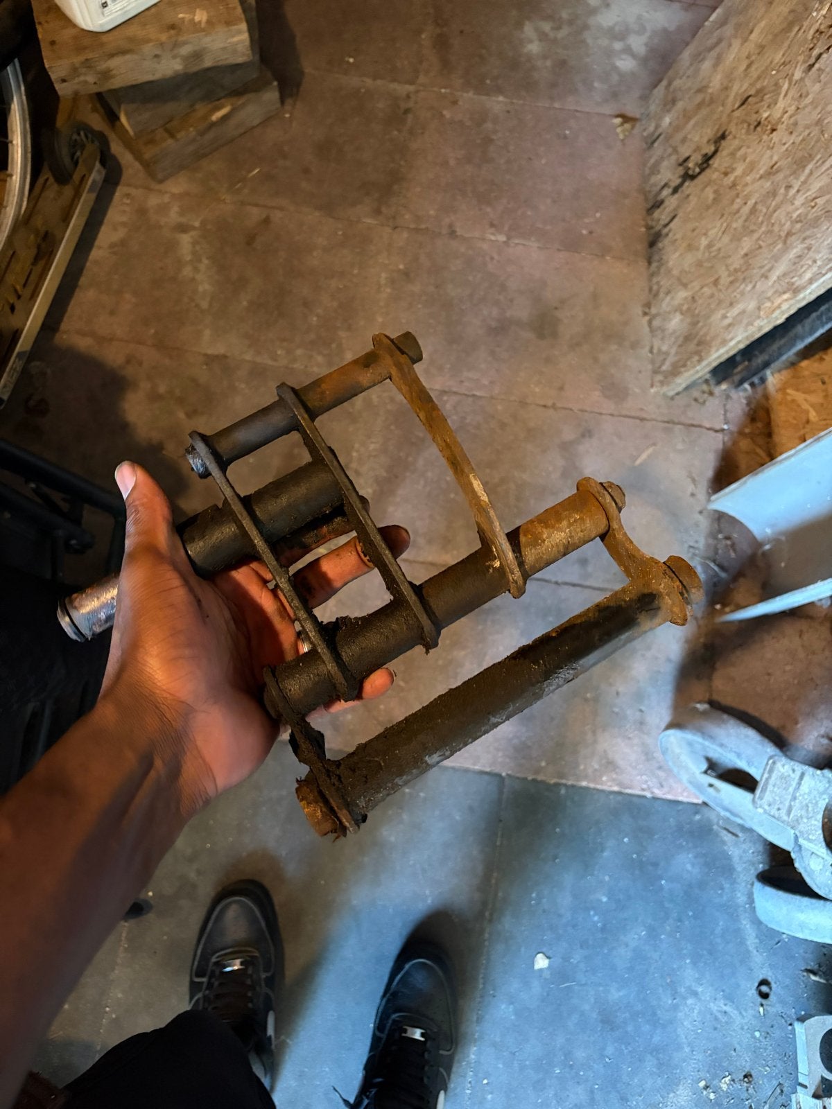 Oude roestige metalen stang met beugels, Ophalen, Gebruikt