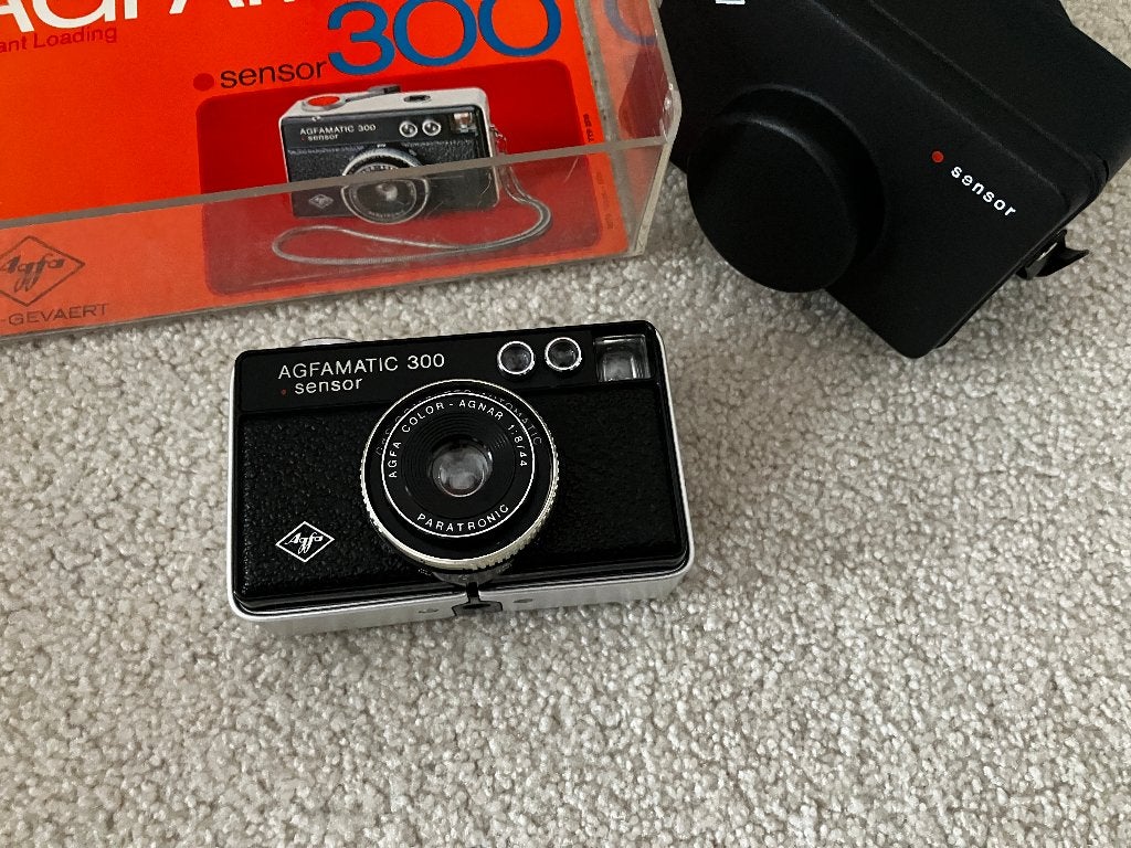 Vintage Agfamatic 300 Sensor Camera – Inclusief Doos en Tas!, Ophalen of Verzenden, Gebruikt, Compact, Overige Merken