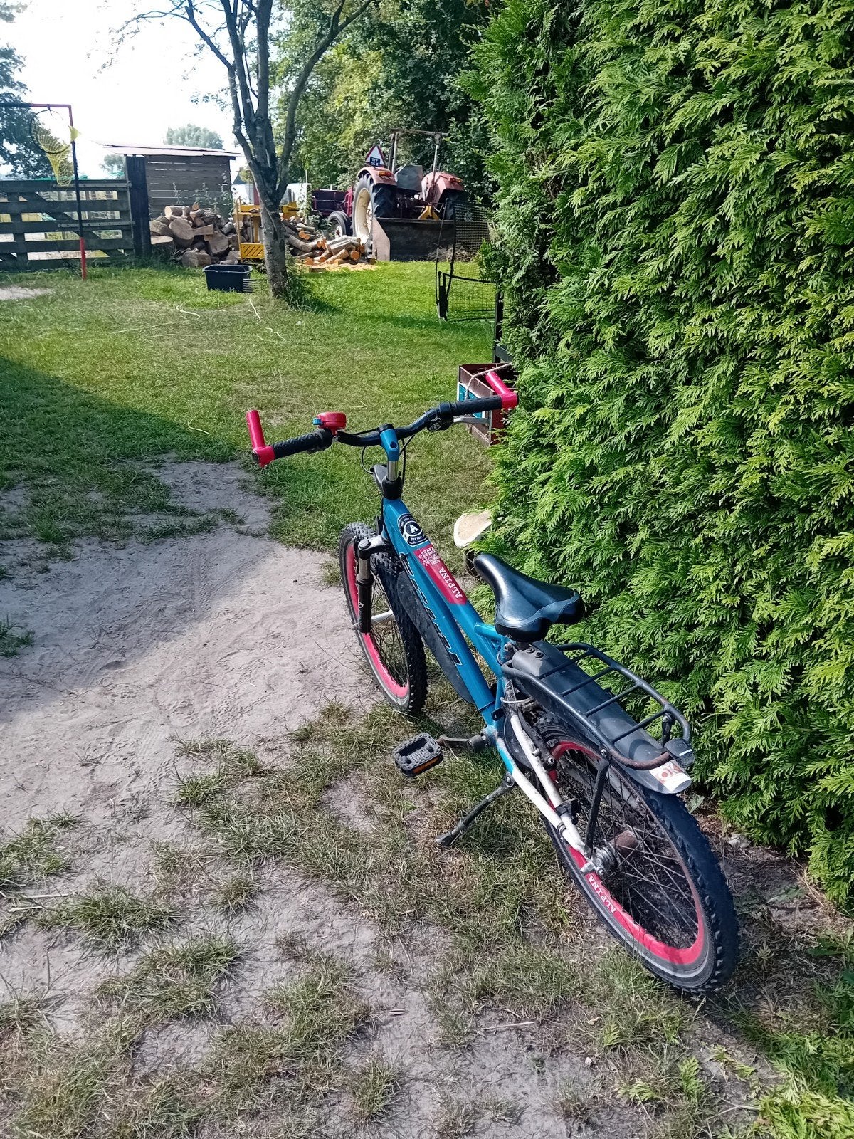 Blauwe kinderfiets met rode accenten en bagagedrager, Ophalen of Verzenden
