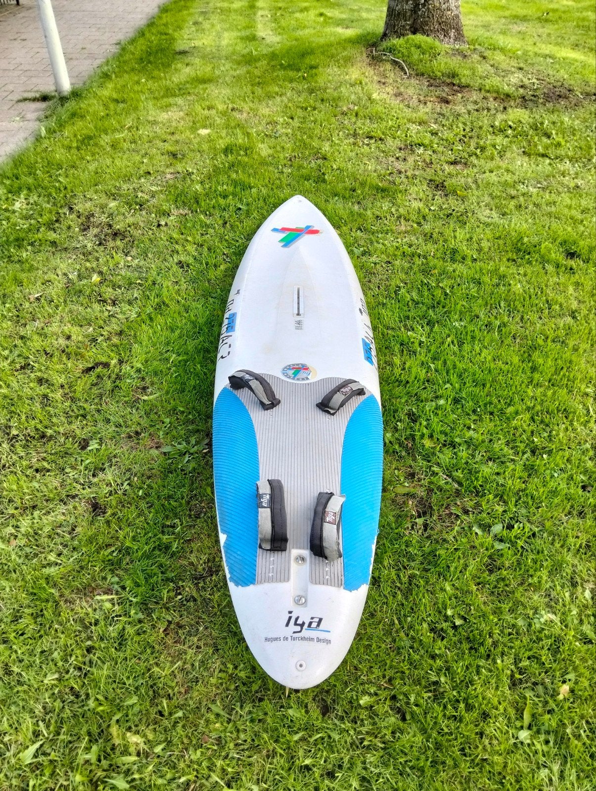 WindsurfplankTiga 275 ACR 110 L met vin, Watersport en Boten, Overige merken, Met voetbanden, Gebruikt, Minder dan 250 cm