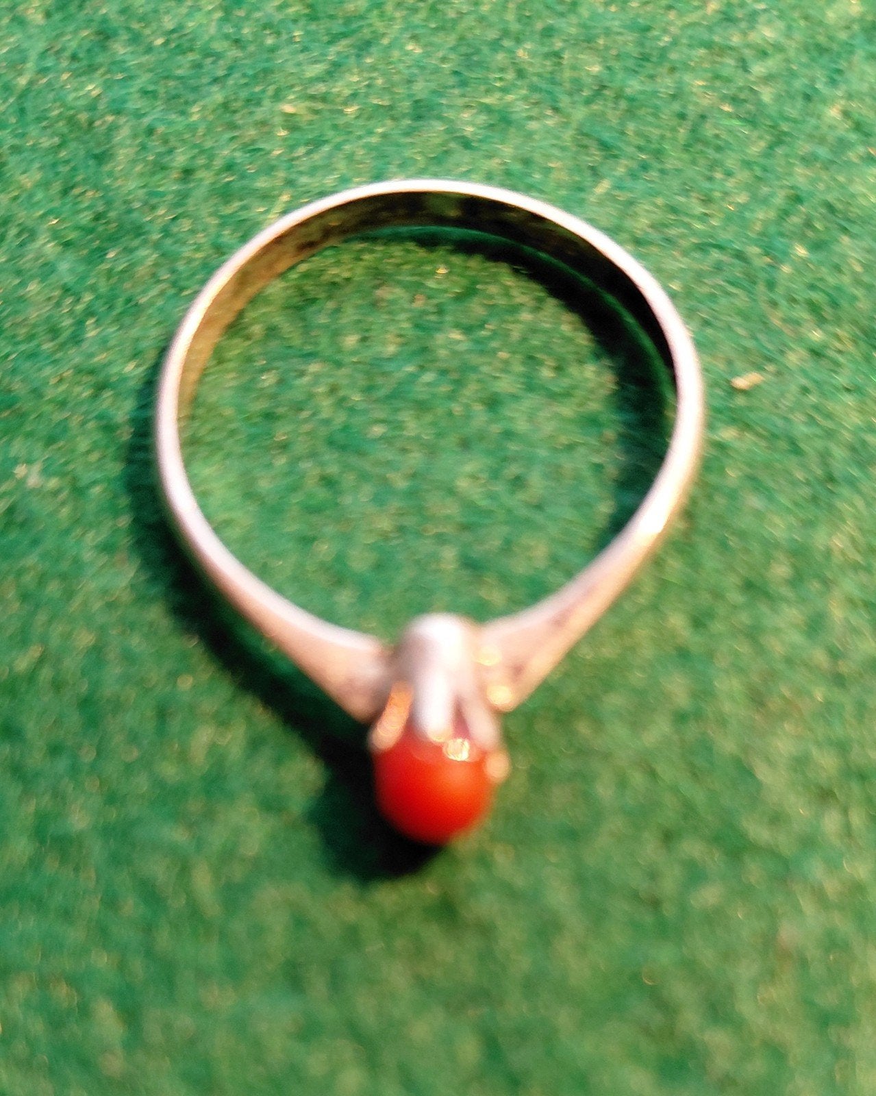 Zilveren ring met bloedkoraal steentjen, Gebruikt, Verzenden, 17 tot 18, Dame of Heer