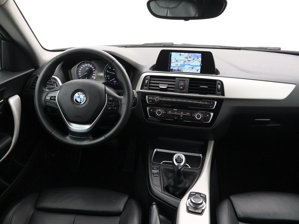 BMW 1-serie 118i 3-DEURS + LEDER | SPORTSTOELEN | STOELVERW., Auto's, 1-Serie, Gebruikt, Euro 6, Wit