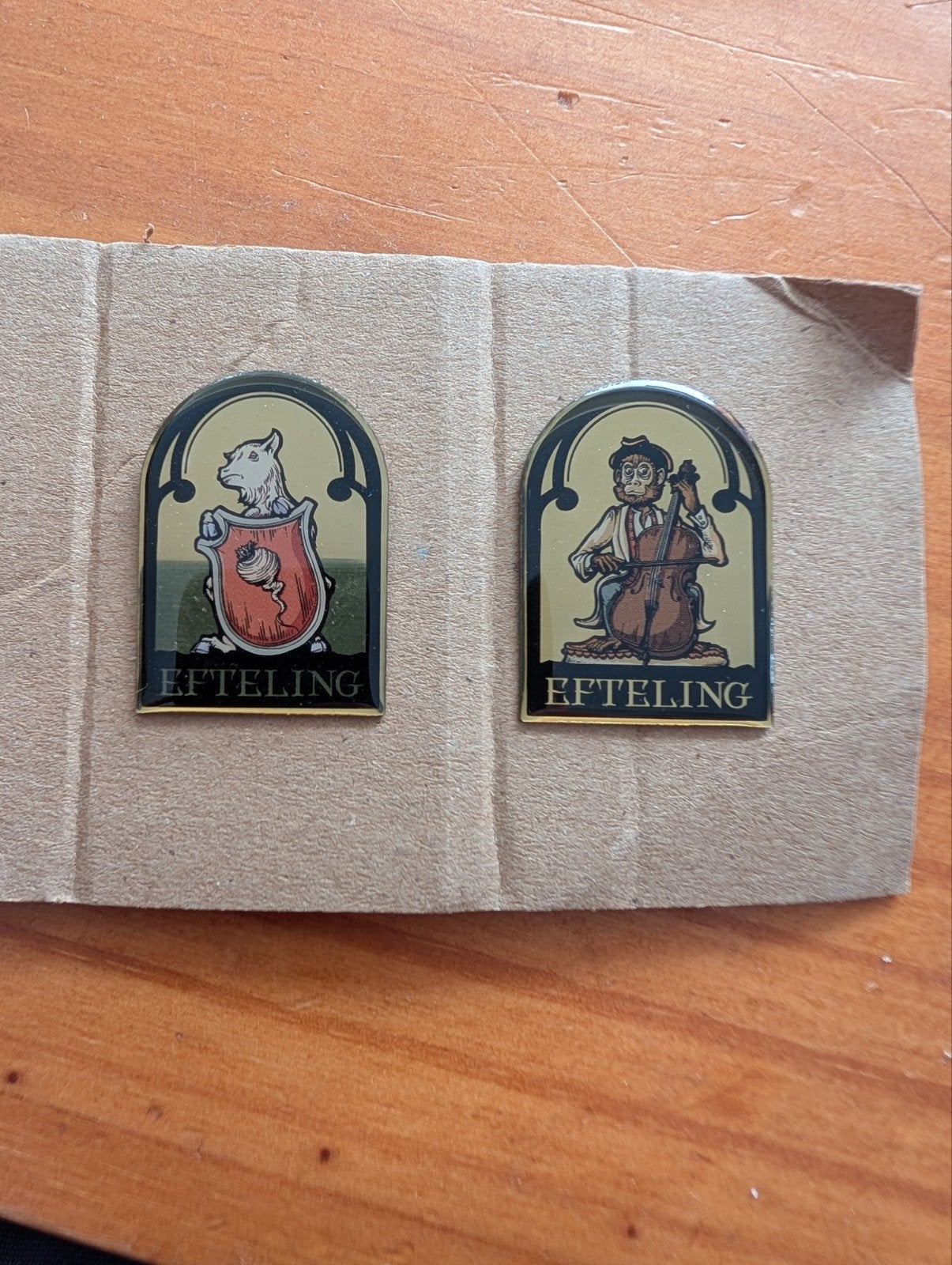 Efteling pins: Geitje en muzikant met cello, Ophalen of Verzenden, Nieuw, Button of Speldje