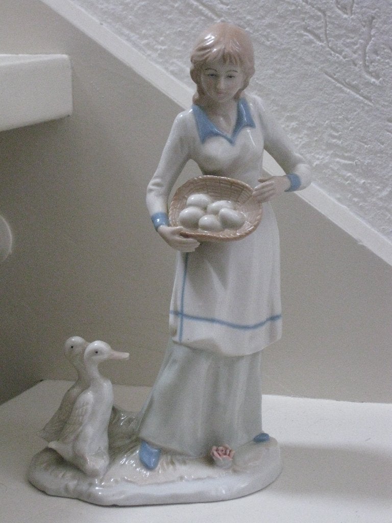 Vrouwen Beeld Met Eendjes Porselein, Verzamelen, Beelden en Beeldjes, Ophalen, Zo goed als nieuw, Mens
