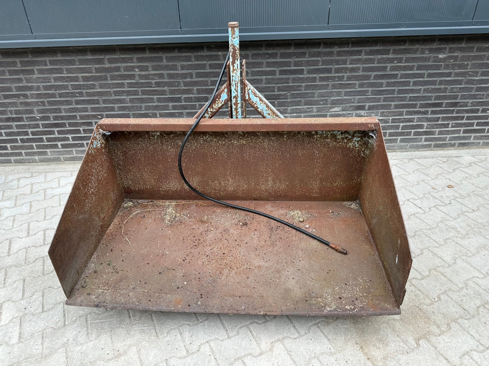 Grondbak tbv minitrekker - hydraulisch kiepbaar, Ophalen, Gebruikt