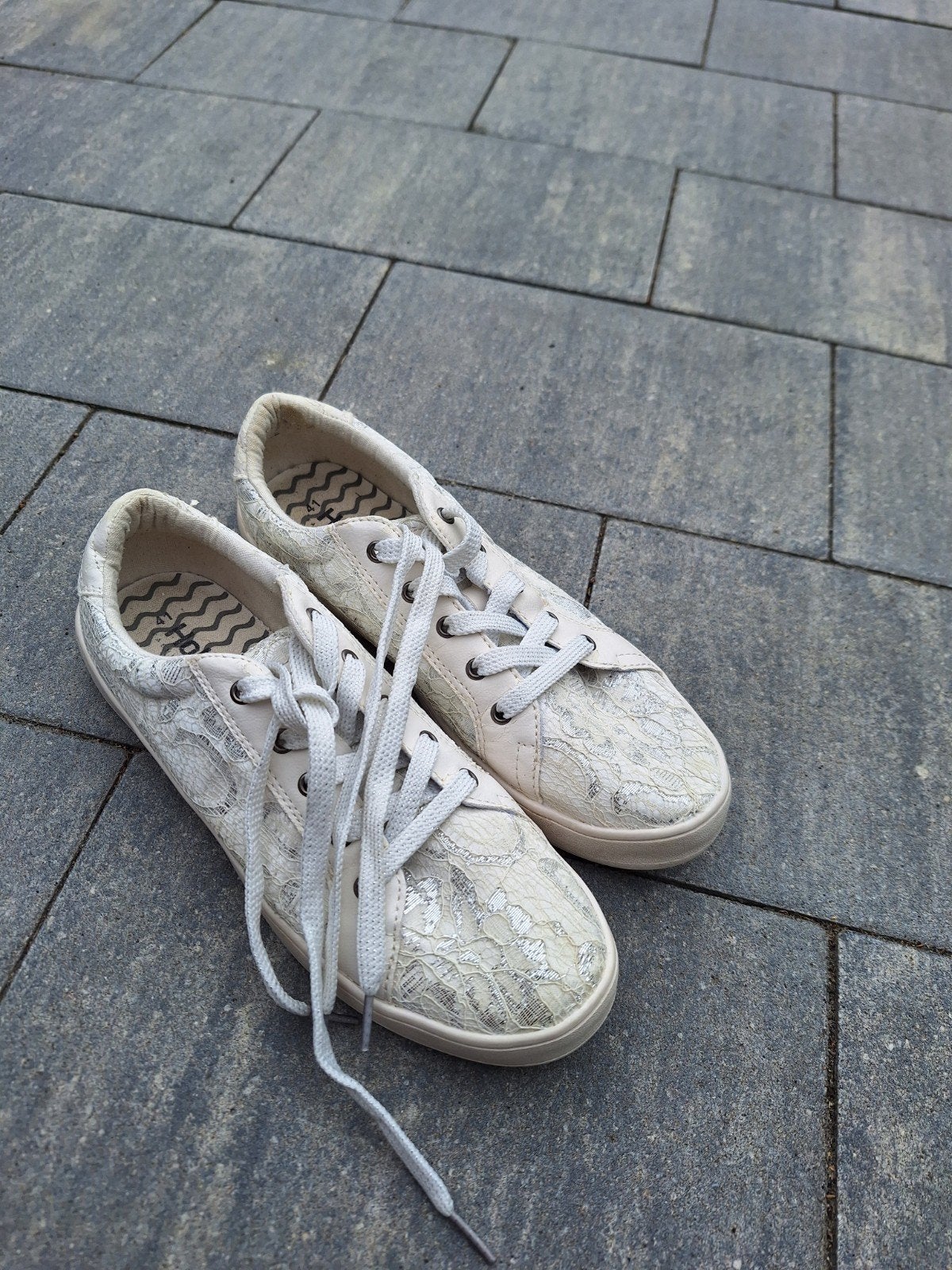 Witte kanten trouw gympen - Maat 41, Wit, Ophalen of Verzenden, Sneakers of Gympen, Hobbs