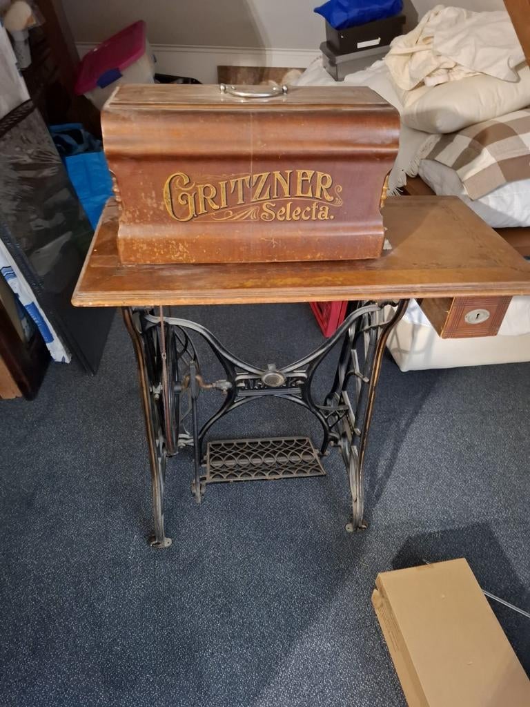 Antieke Gritzner Selecta Naaimachine met Onderstel, Ophalen