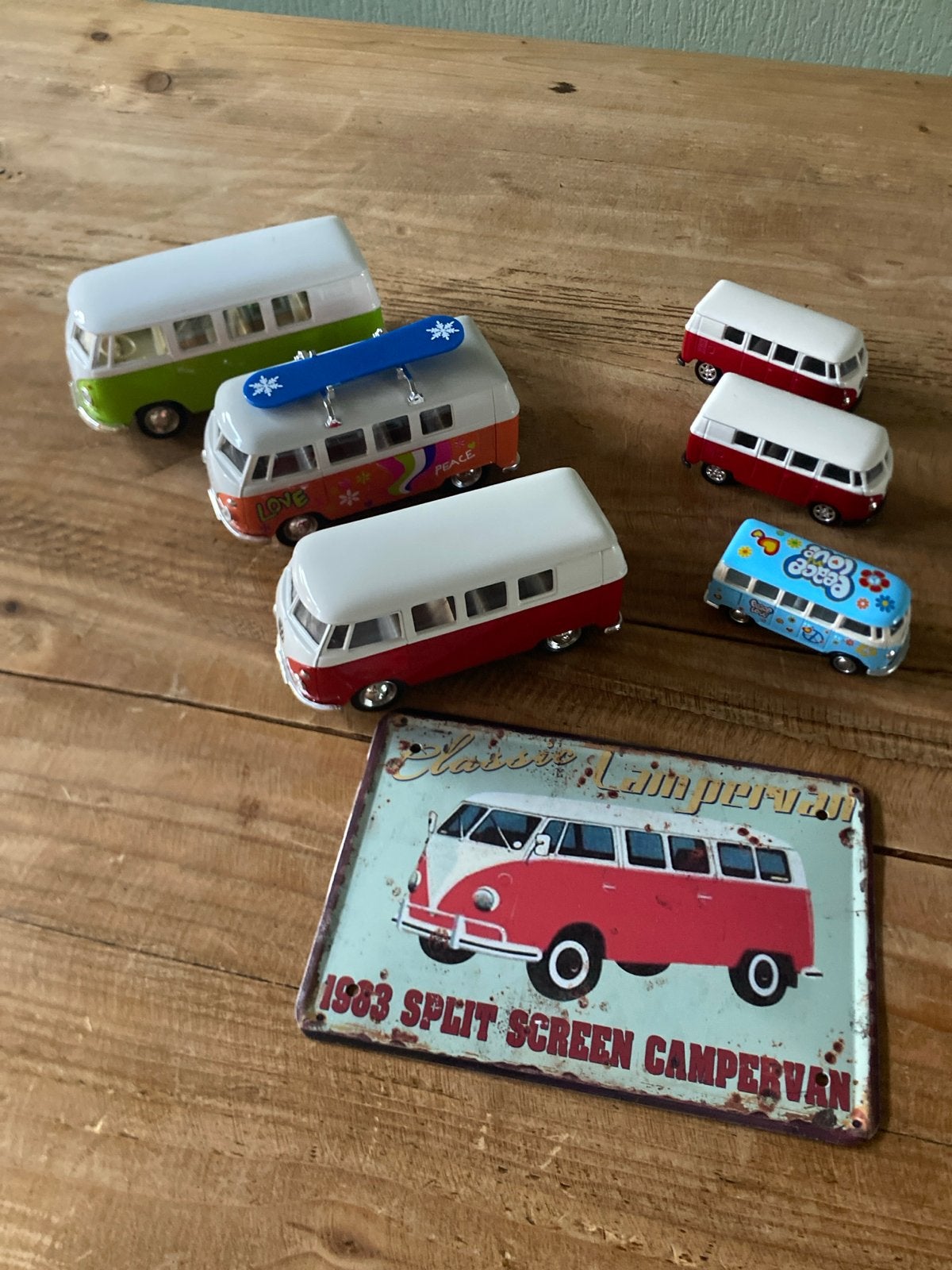 Set van 6 Volkswagen T1 busjes en een metalen bord, Hobby en Vrije tijd, Modelbouw | Auto's en Voertuigen, Overige merken, Gebruikt