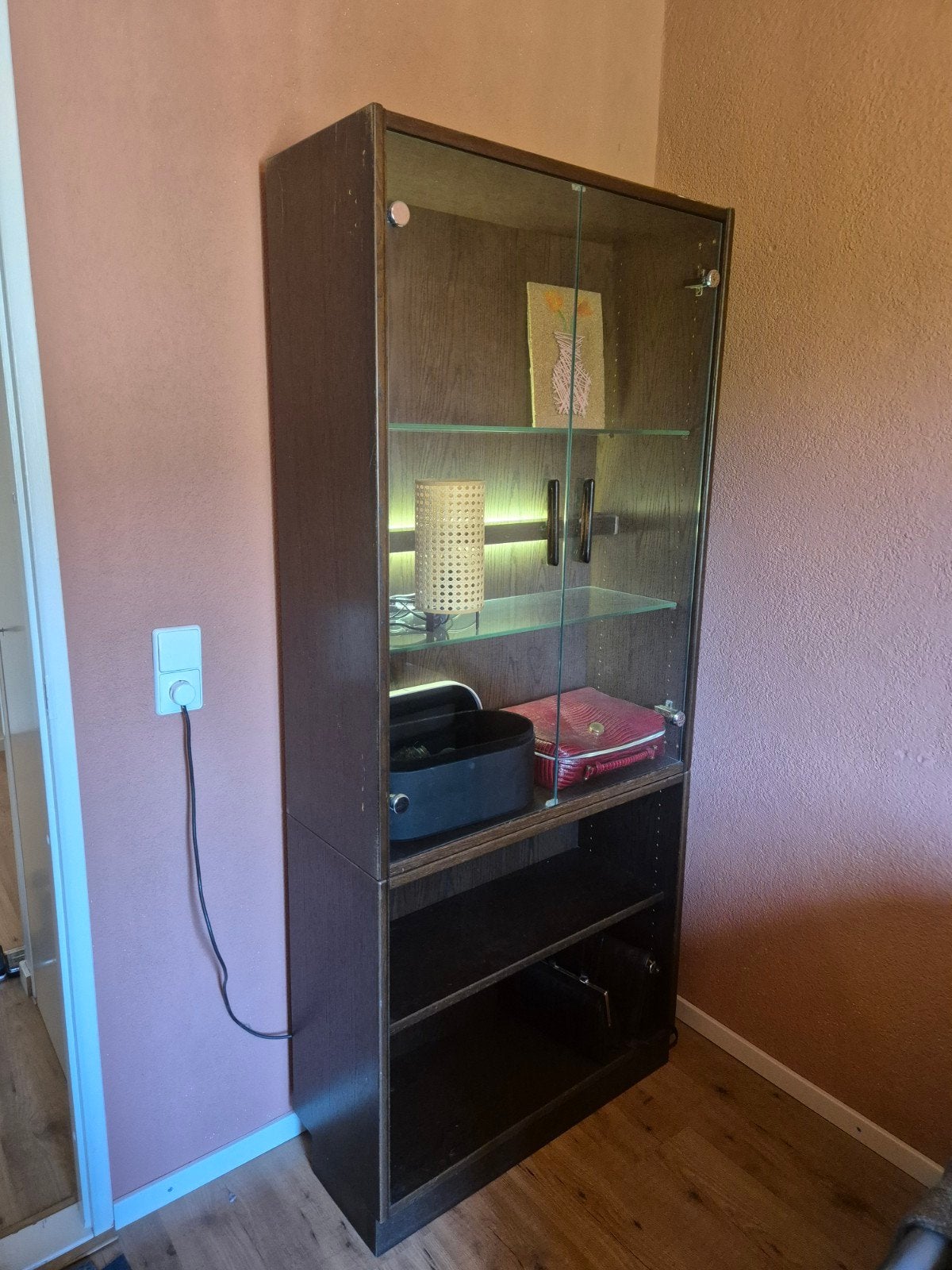 Vitrinekast met glazen deuren, planken en lampje, Ophalen, Glas, 50 tot 100 cm, Modern