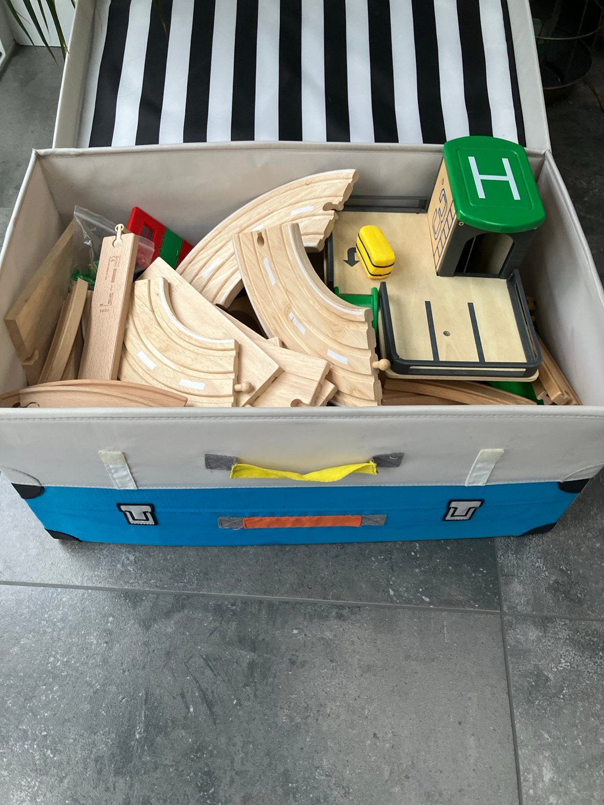 Houten treinbaan met parkeergarage en accessoires, Ophalen of Verzenden, Gebruikt, Rij- of Hobbelspeelgoed