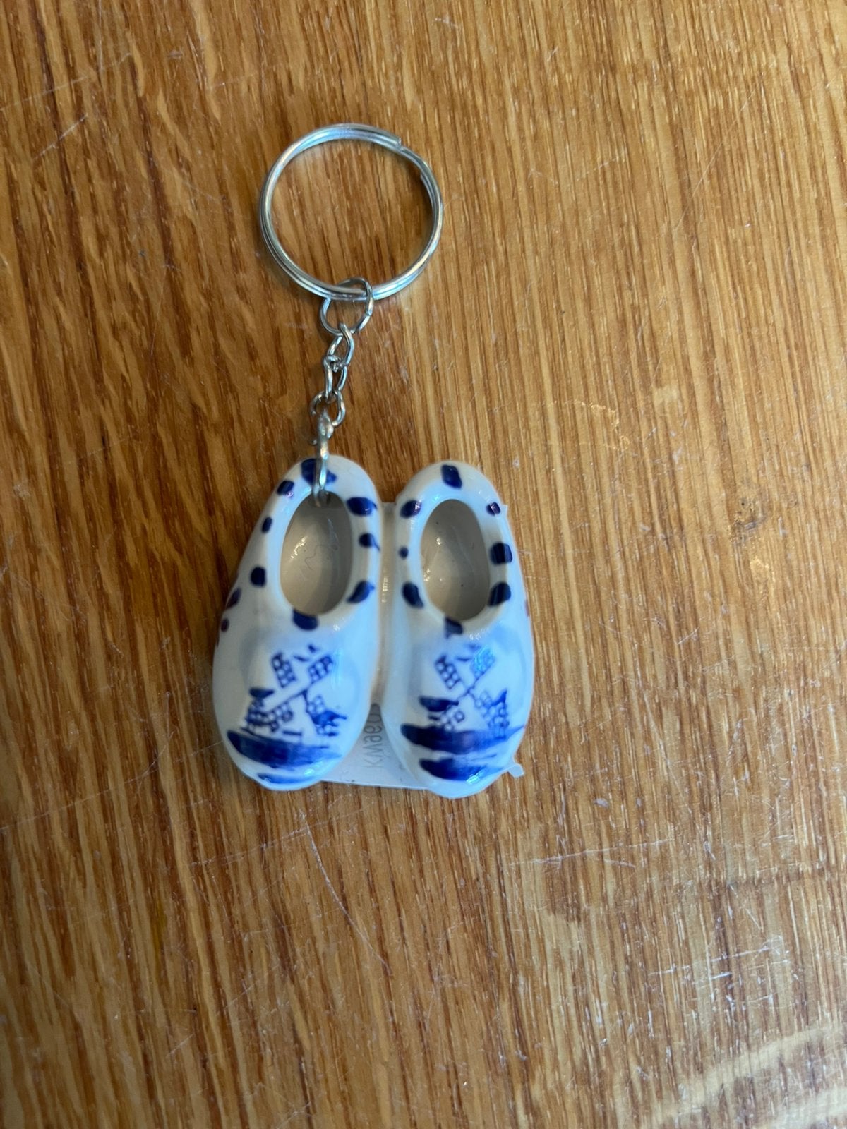 Nieuwe Sleutelhanger Klompen Porselein met molen design, Ophalen of Verzenden, Nieuw