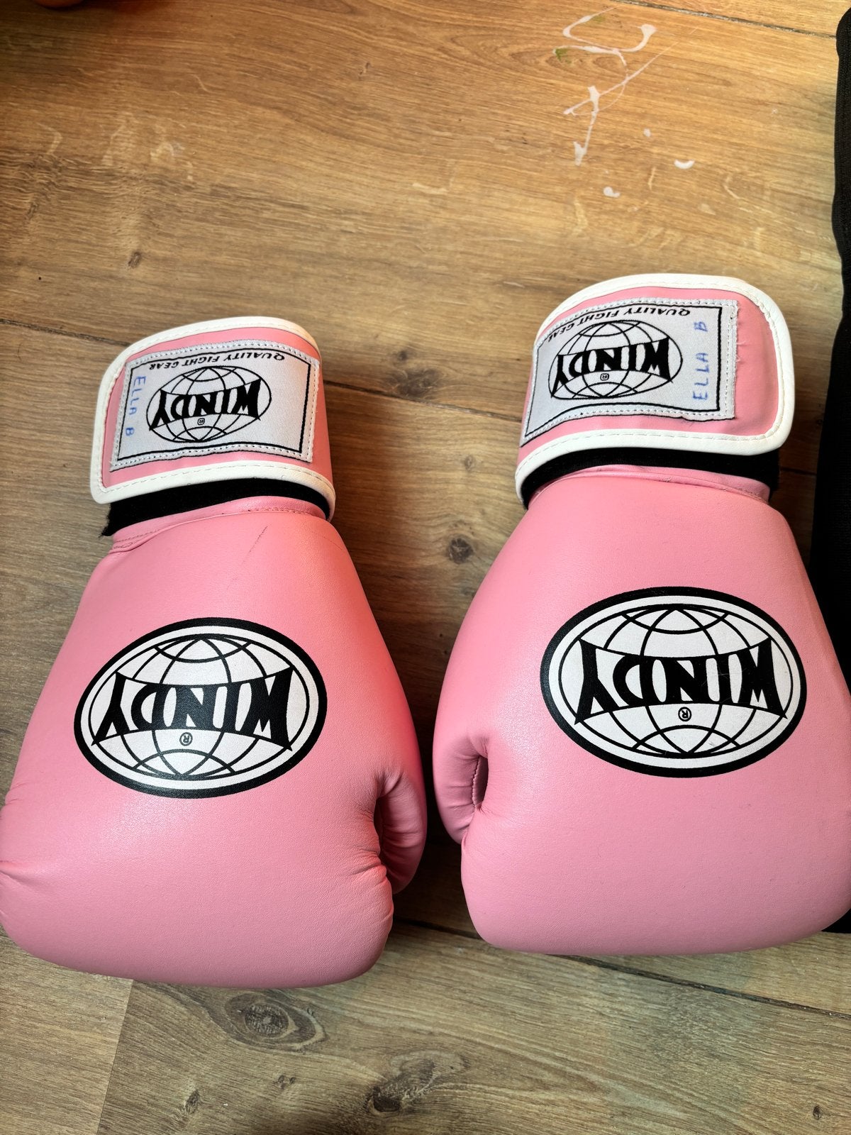 Windy Boksset: Roze Bokshandschoenen & Zwarte Scheenbescherm, Ophalen of Verzenden, Gebruikt, Bokshandschoenen