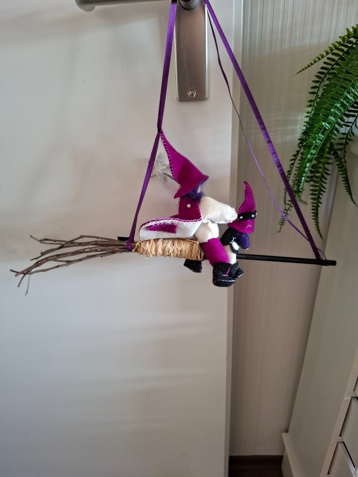 Heksje op bezem - Halloween decoratie, Gebruikt, Overige stijlen, Ophalen of Verzenden, Paars
