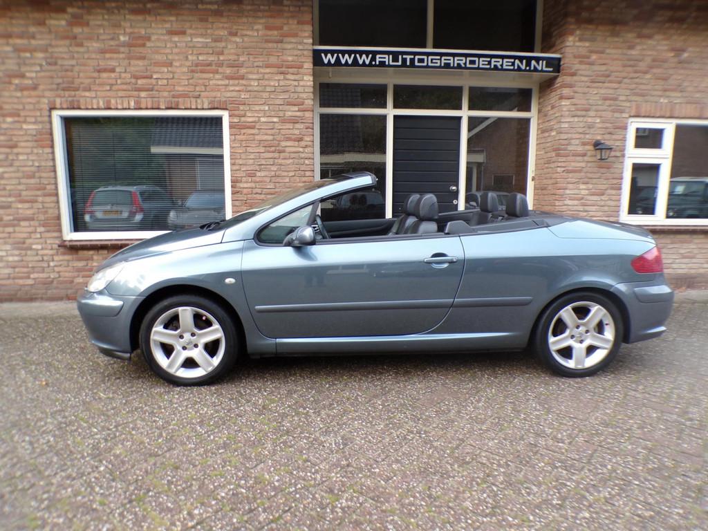 Peugeot 307 CC 2.0-16V Clima / Leder / Stoelverwarming, Voorwielaandrijving, Gebruikt, Zwart, 4 cilinders