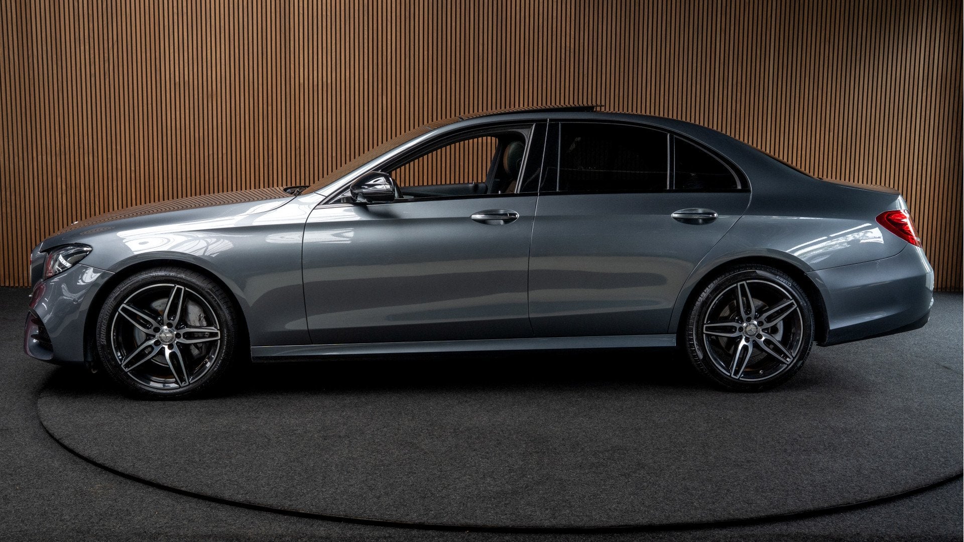 Mercedes-Benz E-Klasse 350 d AMG Panodak Leer 360 Burmester, Dealer onderhouden, Achterwielaandrijving, Gebruikt, 1700 kg