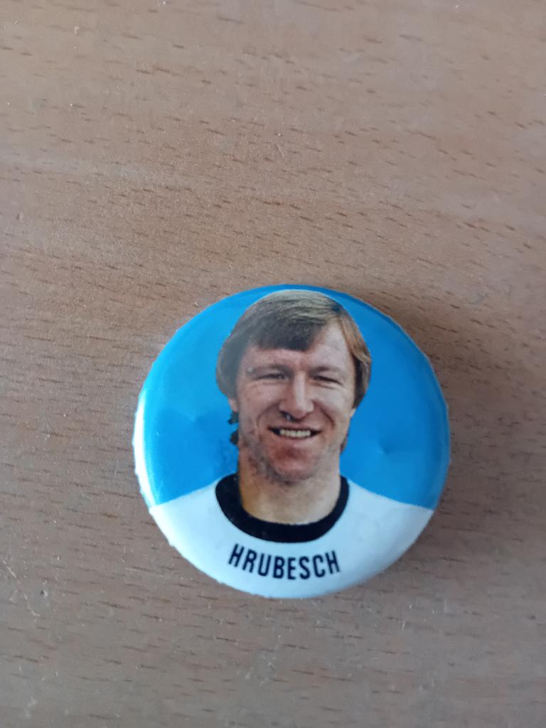 Button - Hrubesch, Verzamelen, Ophalen of Verzenden, Zo goed als nieuw, Sport, Button
