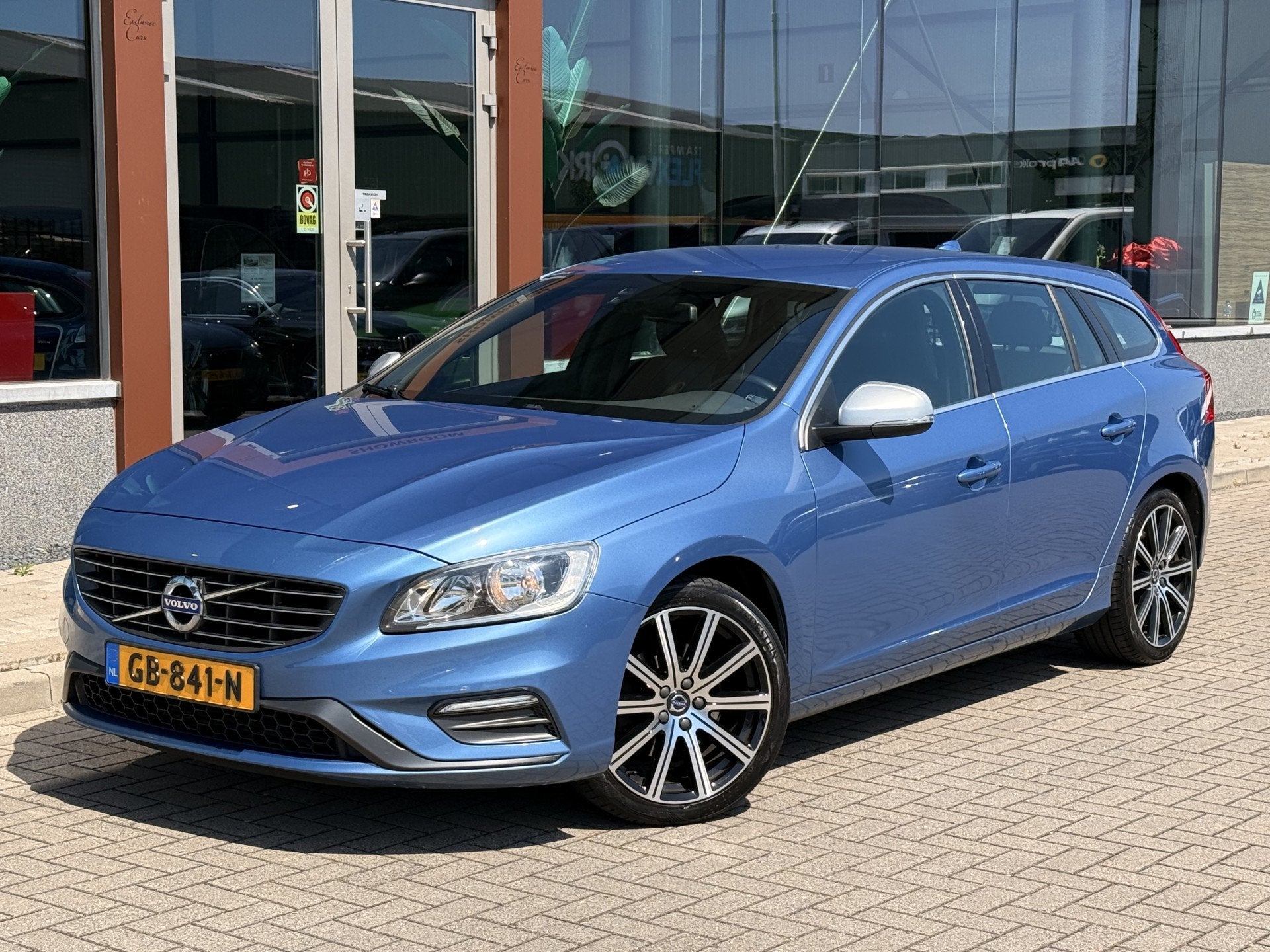 Volvo V60 1.6 T3 R-Design | Afn Trekhaak | Cruise | Parkeers, Voorwielaandrijving, Gebruikt, Zwart, 4 cilinders