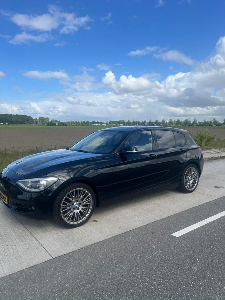 BMW 1-Serie 118I 125KW 5DR Aut8 2013 Zwart, Auto's, BMW, Particulier, 1-Serie, Android Auto, Apple Carplay, Bi-Xenon koplampen