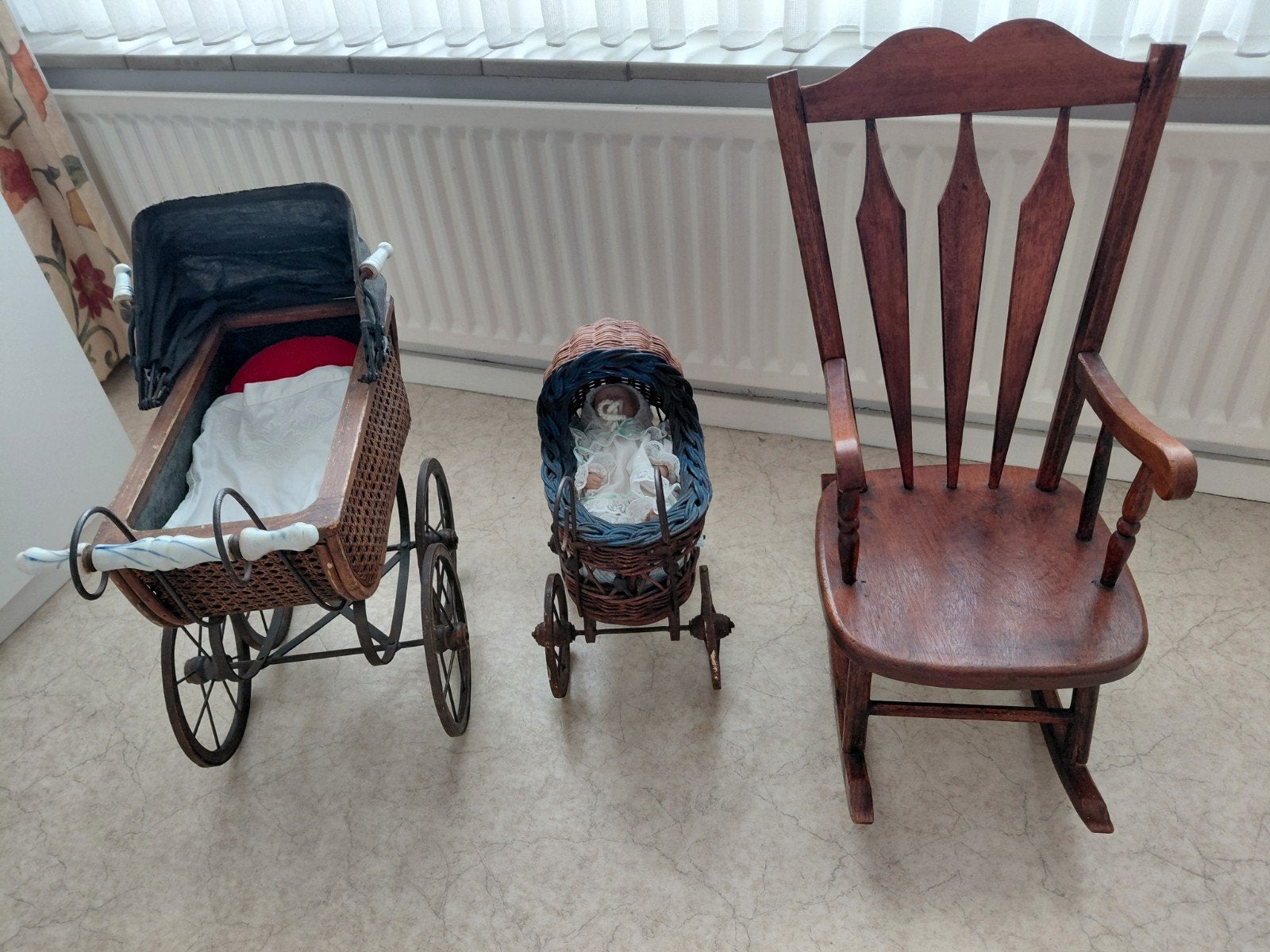 Antieke poppenwagen, poppenwieg en schommelstoel, Ophalen of Verzenden