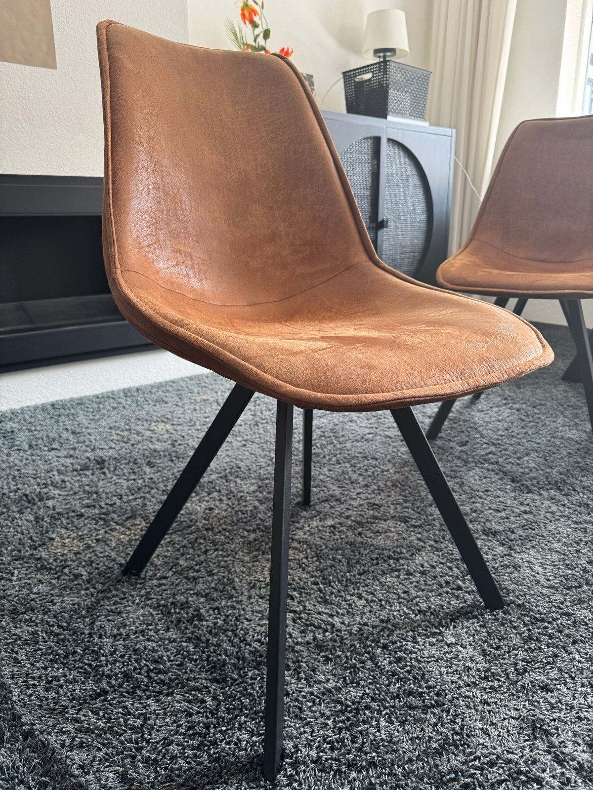 Set van 2 bruine eetkamerstoelen met metalen poten, Huis en Inrichting, Ophalen, Twee, Bruin, Zo goed als nieuw