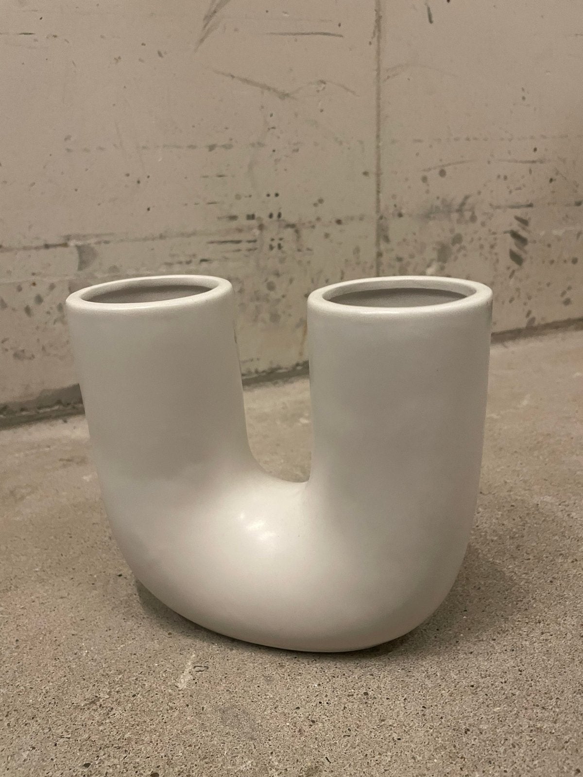 Witte U-vormige vaas - Modern design, Wit, Ophalen of Verzenden, Zo goed als nieuw, Geschikt voor droogbloemen
