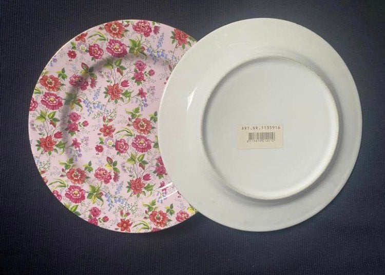 2 Borden: roze/rode bloemen op roze ondergrond. D. 20 cm., Ophalen of Verzenden, Zo goed als nieuw, Bord(en), Overige stijlen