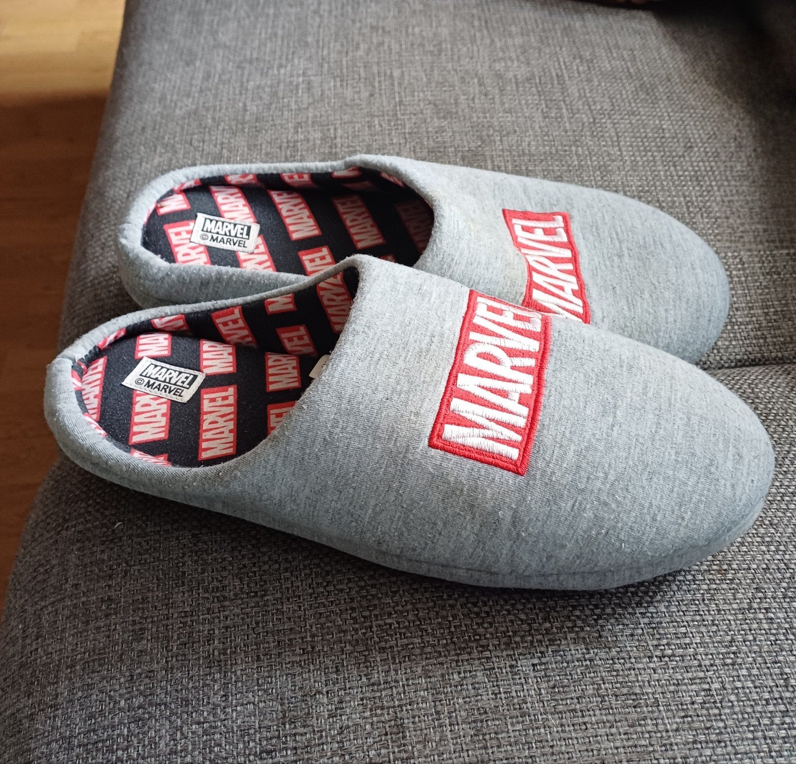 GRATIS .. Marvel pantoffels - Maat 46-47, Kleding | Heren, Schoenen, Ophalen, Overige kleuren, Zo goed als nieuw, Marvel