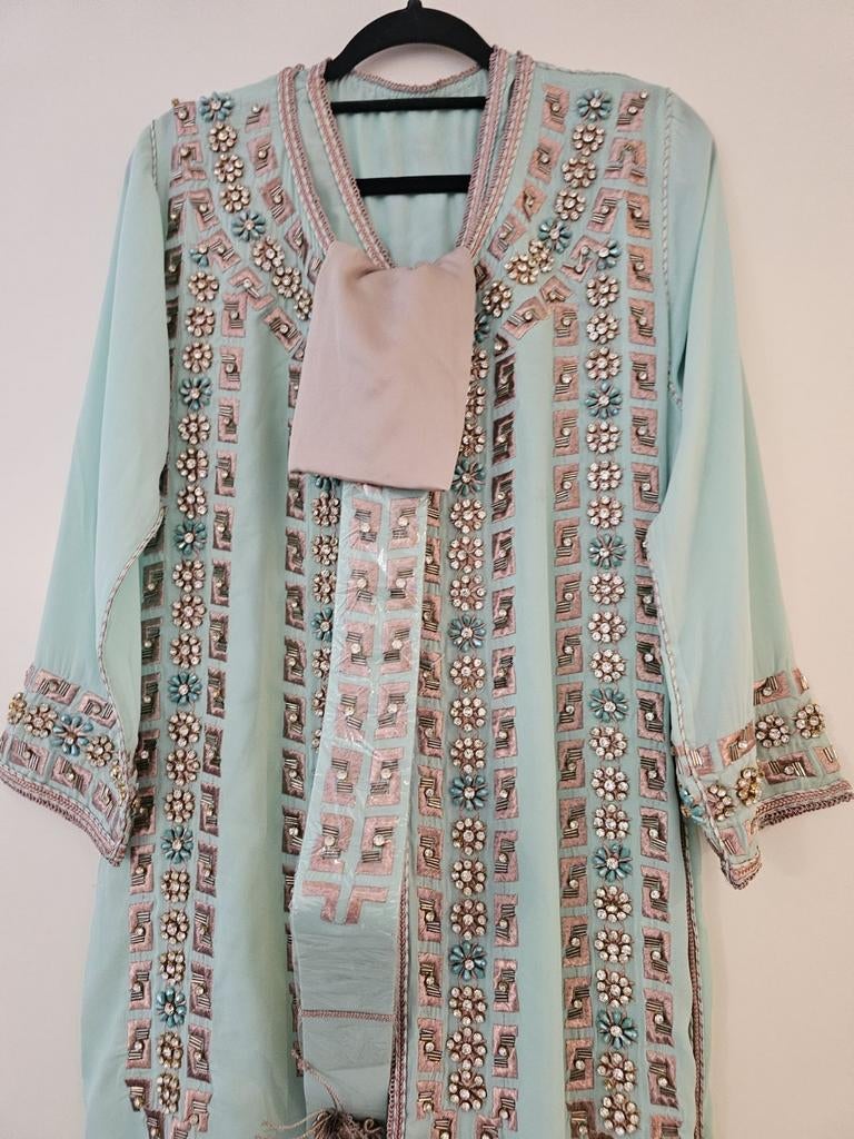 Elegante mintgroene tekschieta met borduursels en kralen, Kleding | Dames, Galajurk, Maat 42/44 (L), Nieuw, Ophalen of Verzenden