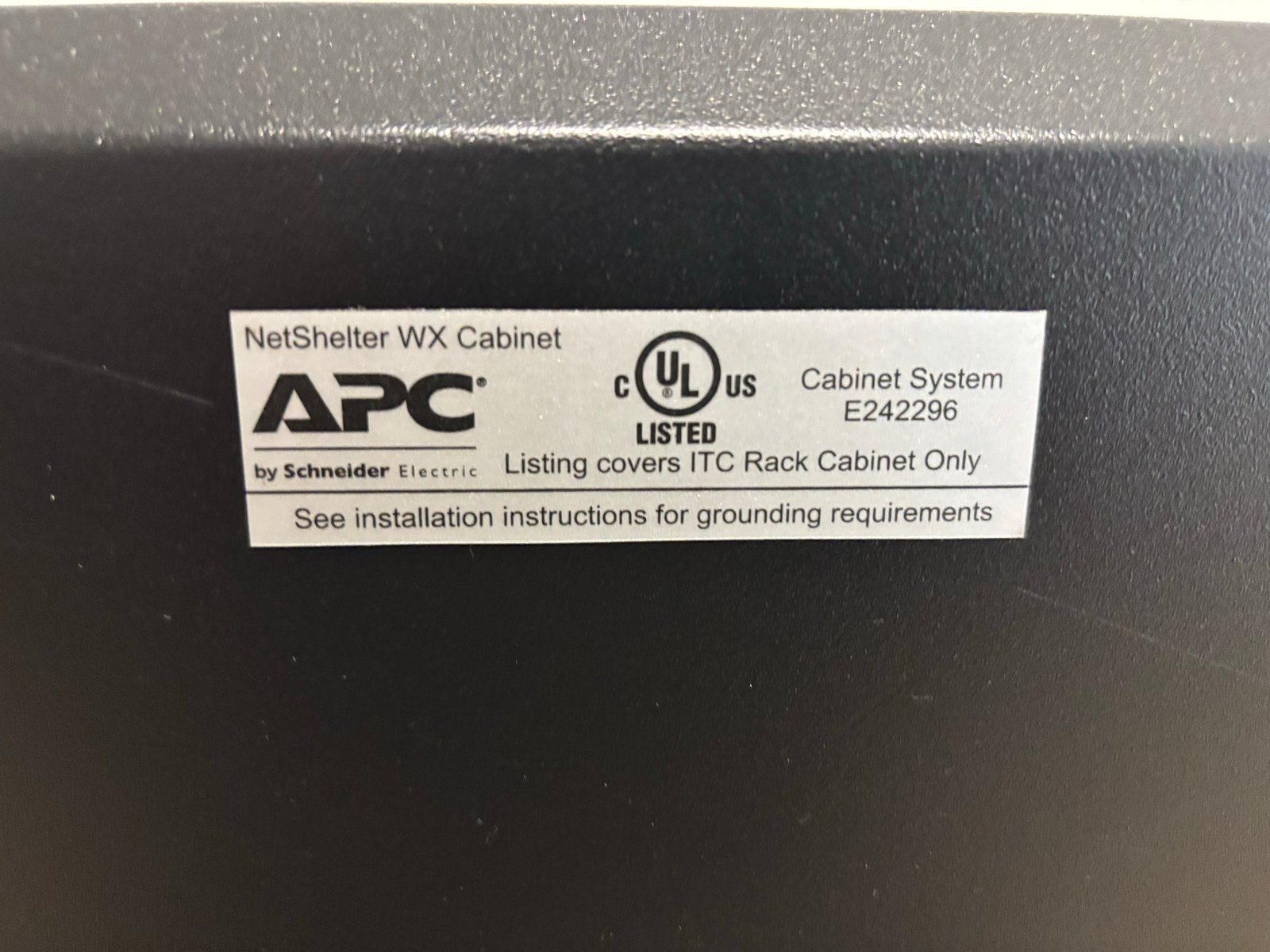 APC NetShelter WX 6U Serverkast / Patchkast, Computers en Software, Serverkasten, Zo goed als nieuw, Geperforeerd, Plaatstaal