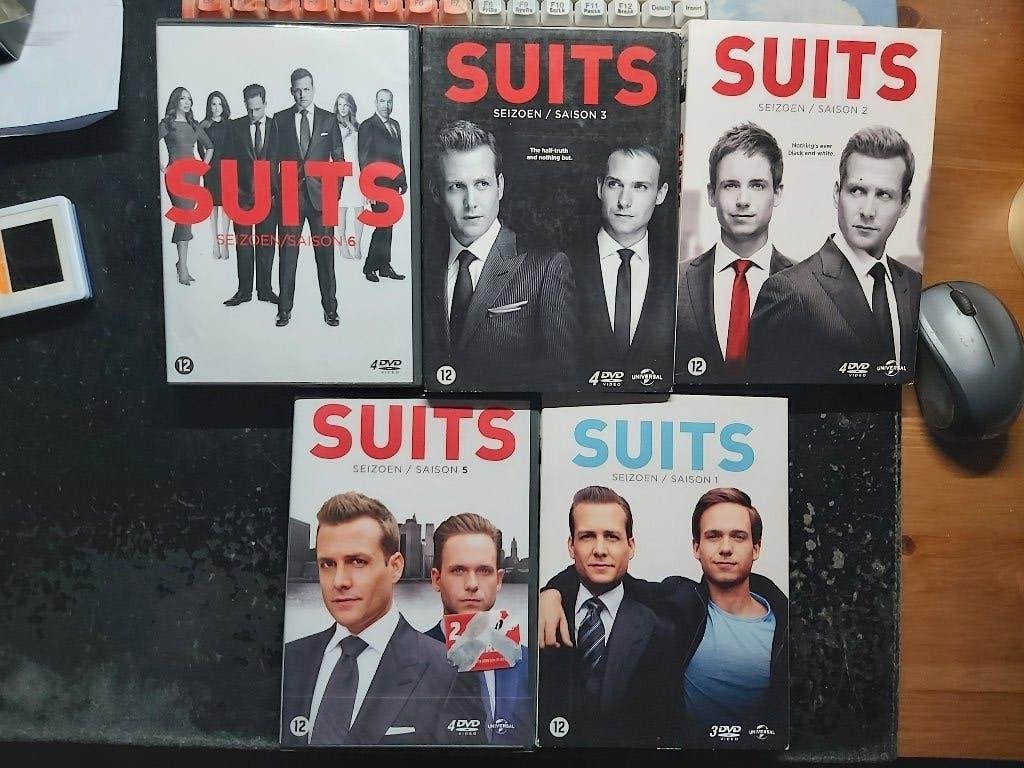 suits  1 t/m. 3  5  en 6   5 is nieuw, Vanaf 9 jaar, Ophalen of Verzenden, Zo goed als nieuw, Drama